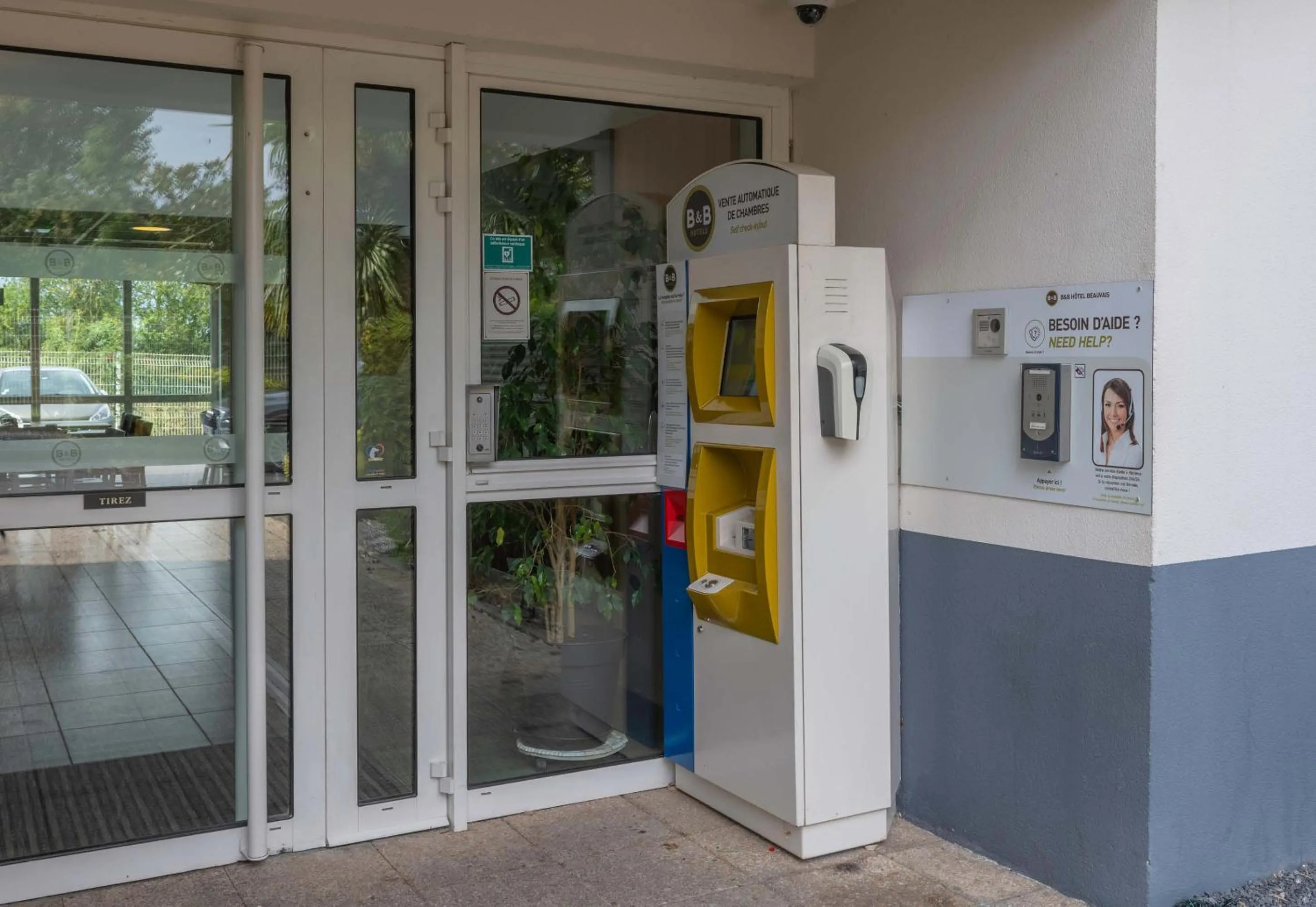Facade/entrance in B&B HOTEL Beauvais