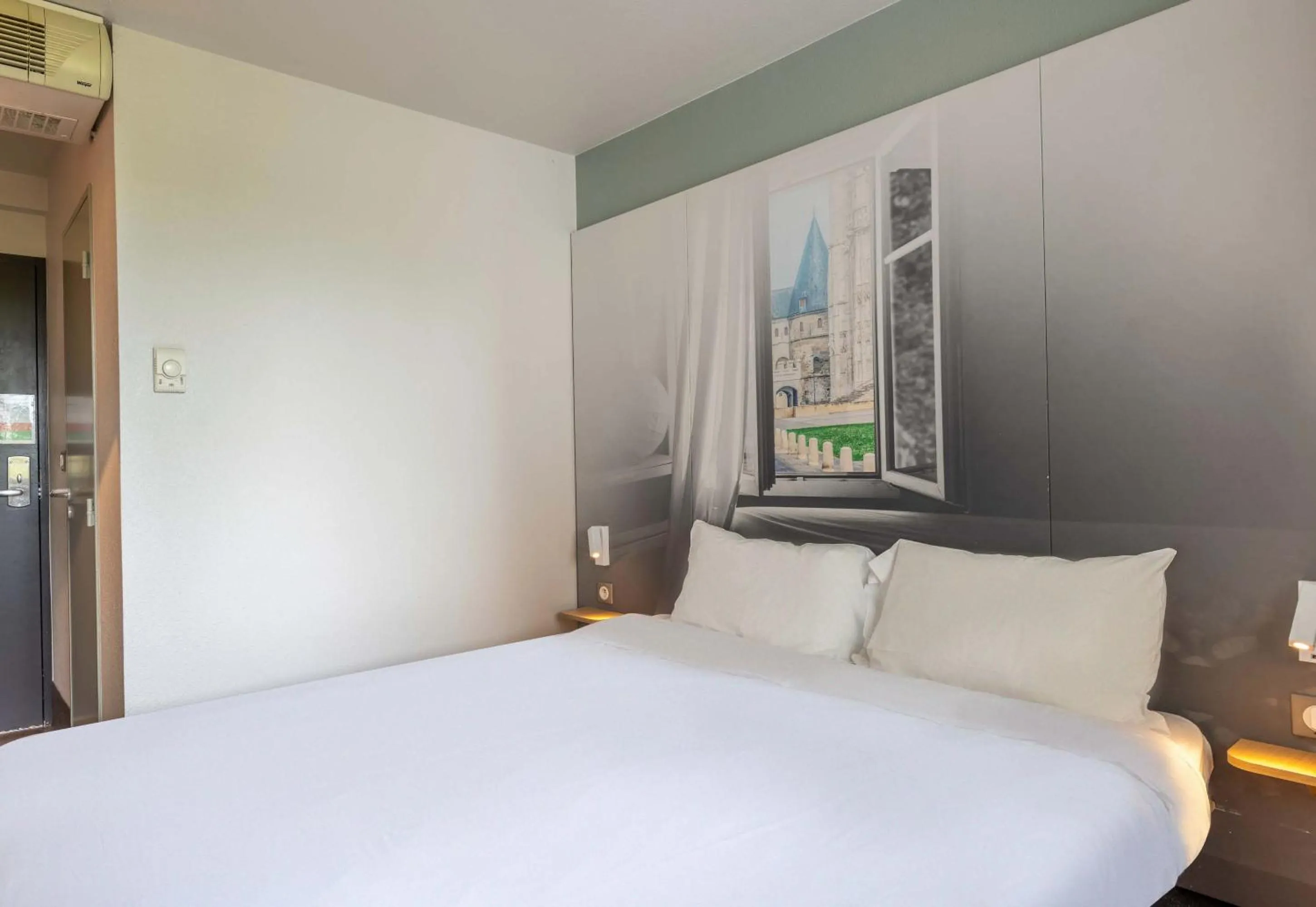 Bedroom, Bed in B&B HOTEL Beauvais