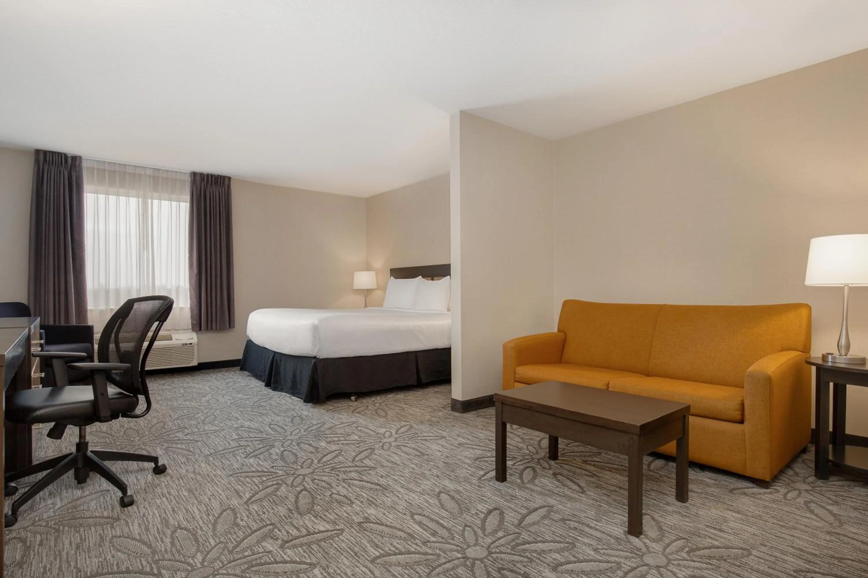 Seating area, Bed in Quality Inn & Suites Kingston