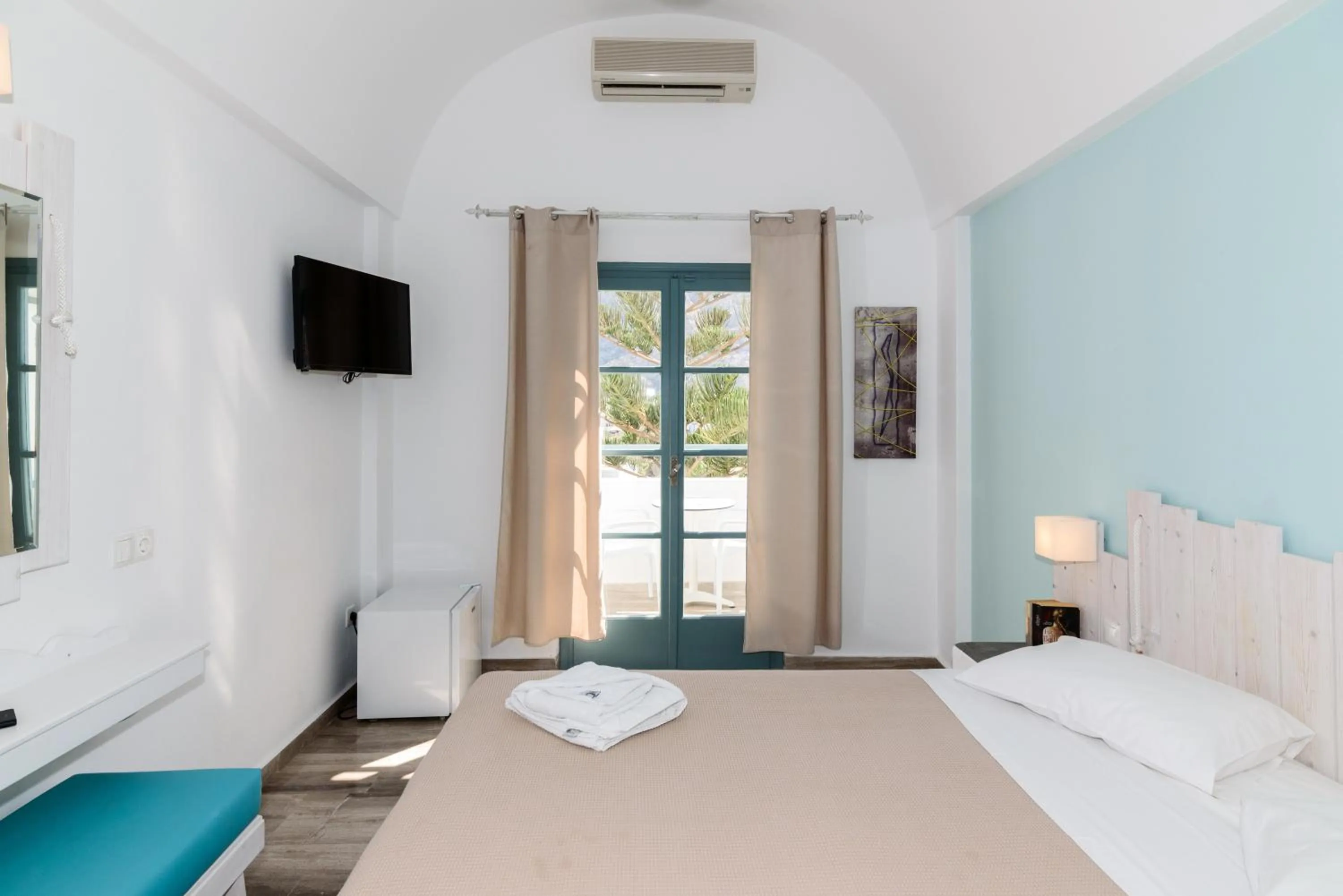 Photo of the whole room, Bed in Iris Boutique Hotel