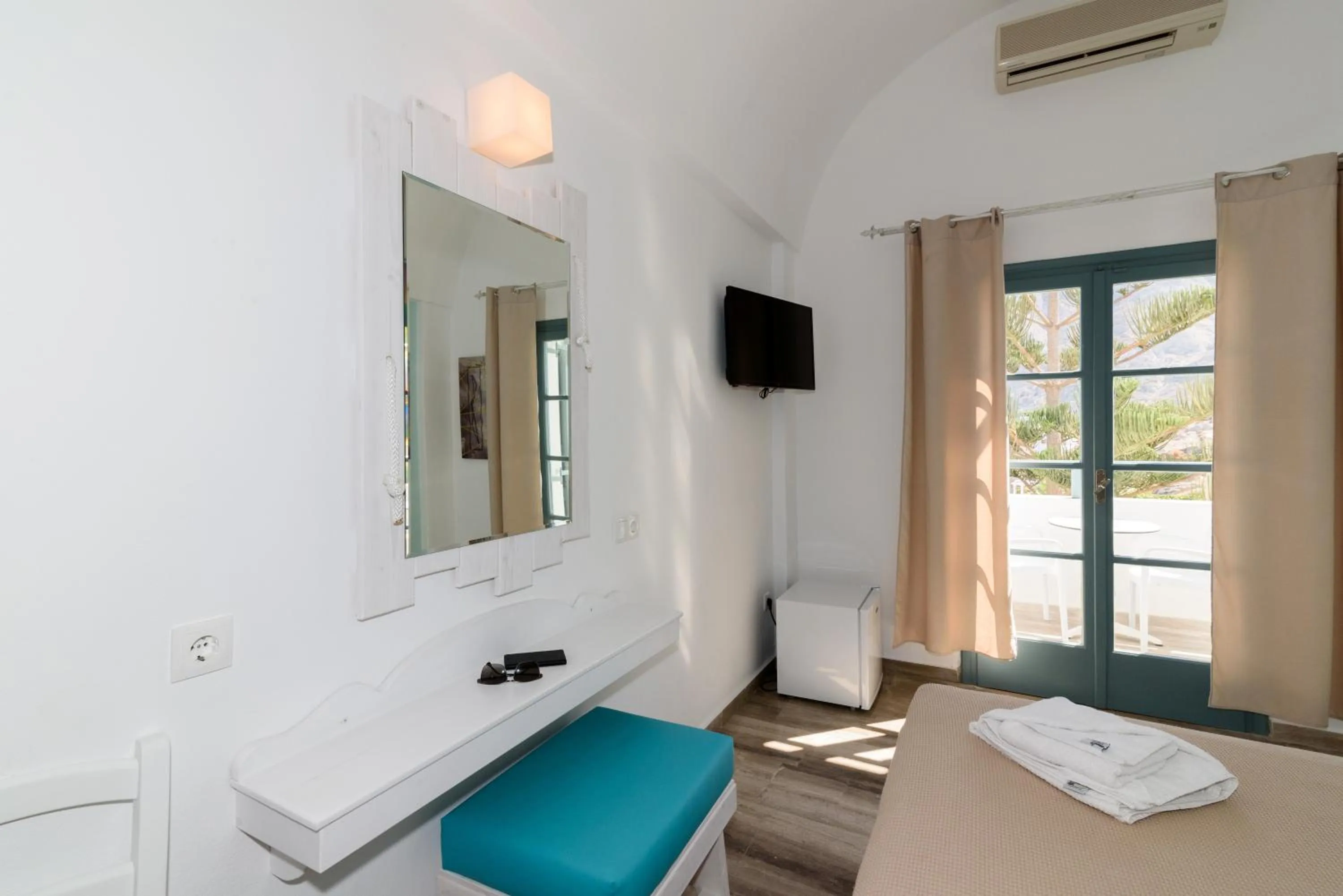 Photo of the whole room, Bed in Iris Boutique Hotel