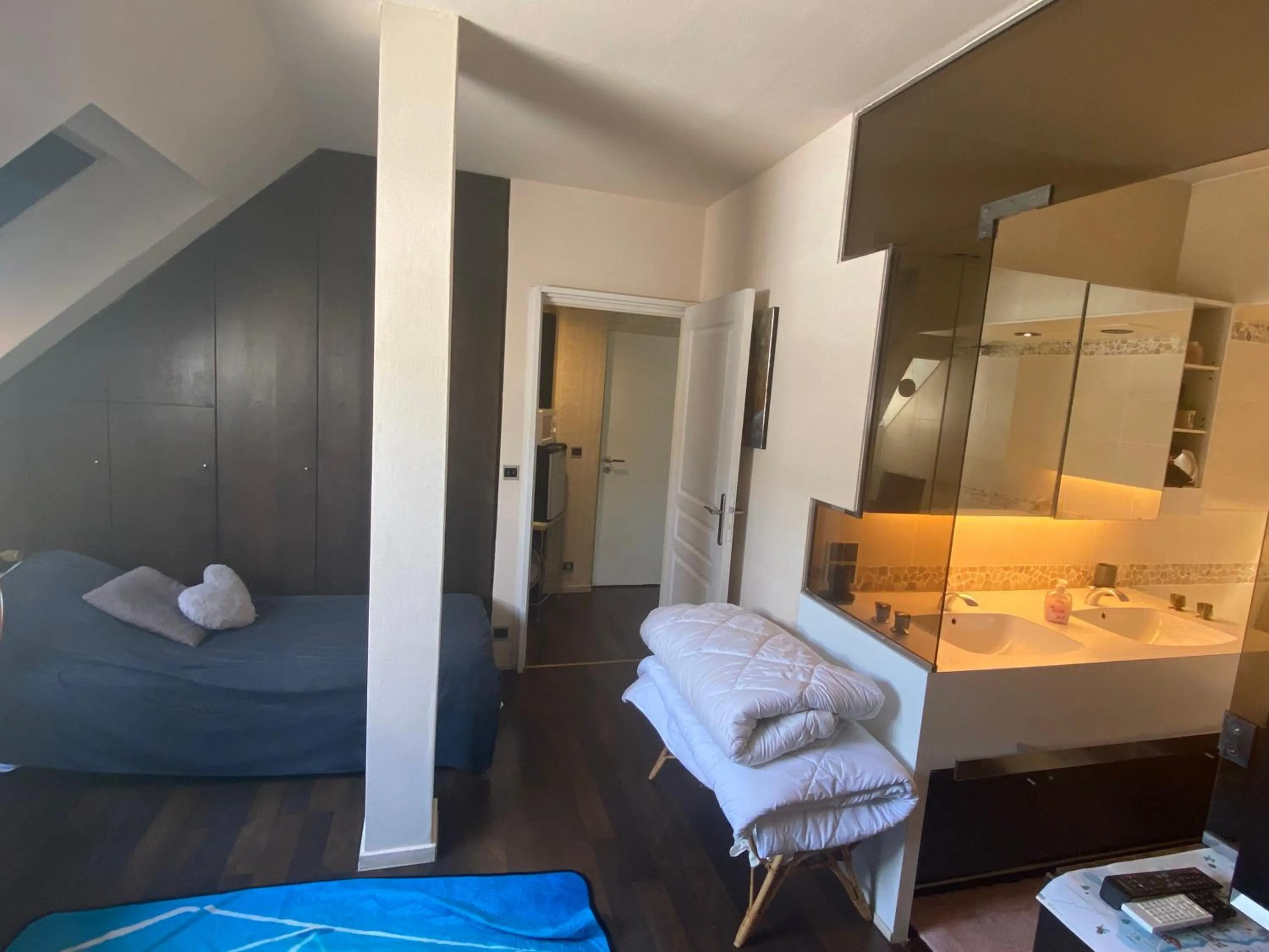 Photo of the whole room, Bed in Chambres Privatives Chez l'Habitant