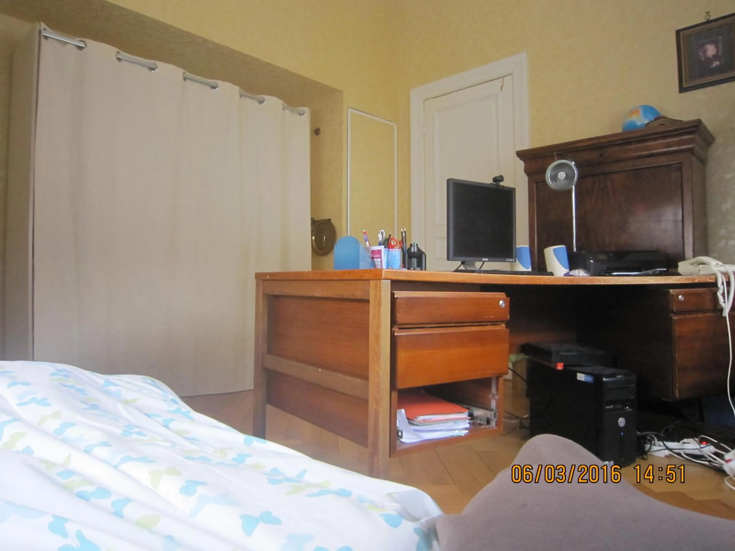 Photo of the whole room, Bed in Chambres Privatives Chez l'Habitant