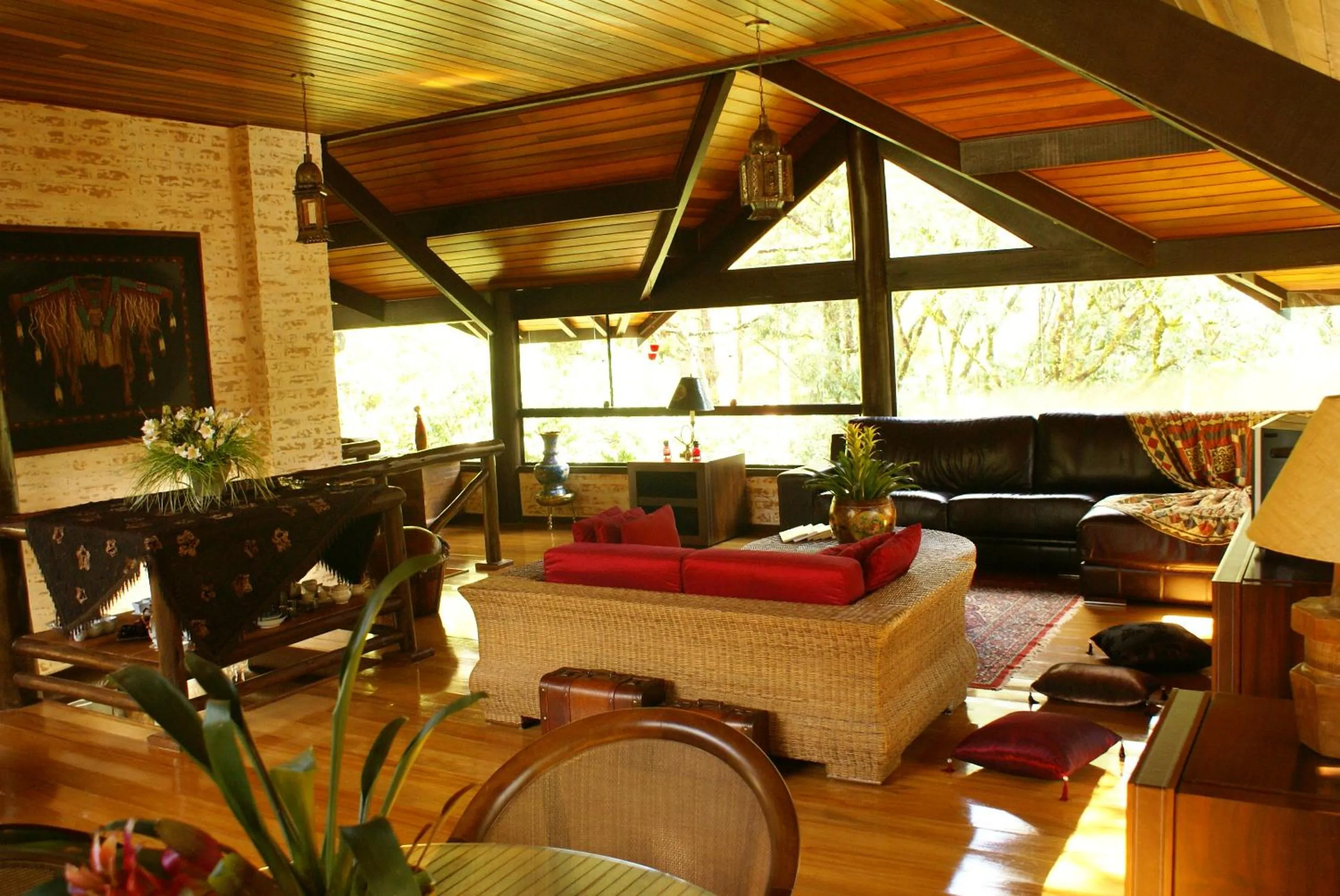 Communal lounge/ TV room in Pousada & Spa Cantos e Contos