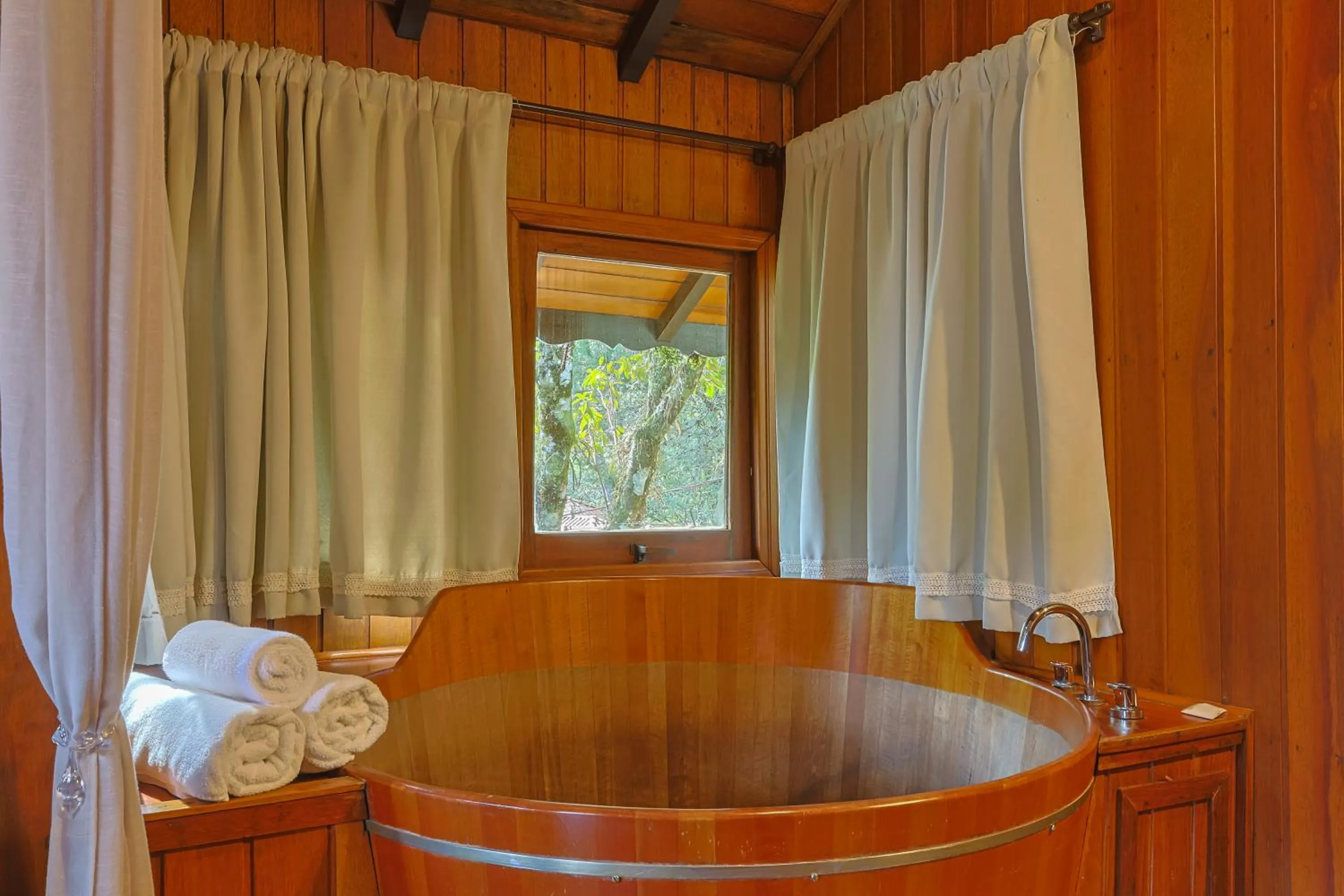 Hot Tub in Pousada & Spa Cantos e Contos