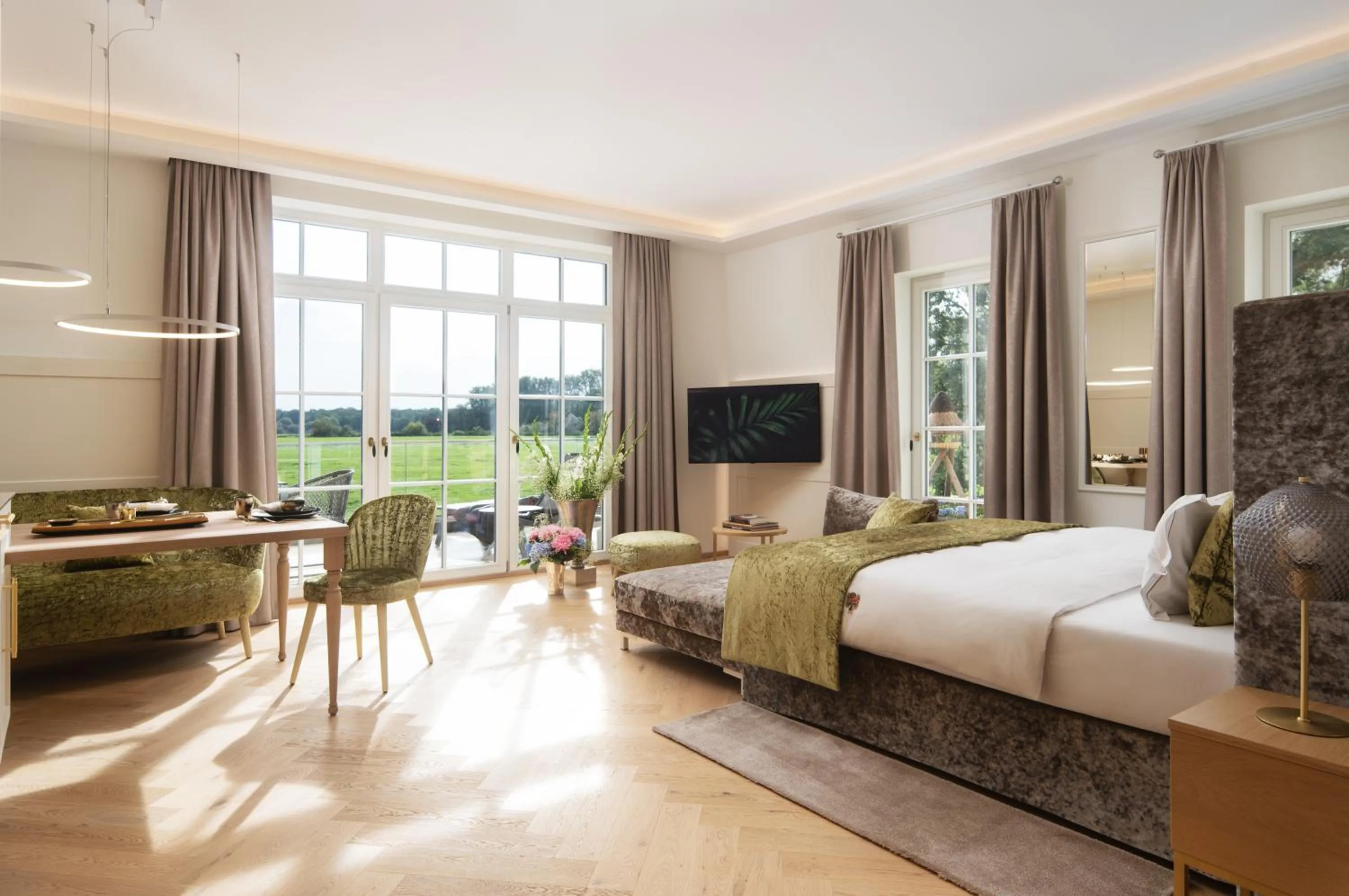 Living room, Bed in SCHLOSSRESIDENZ - Boutique Apartments & Hotel Suiten