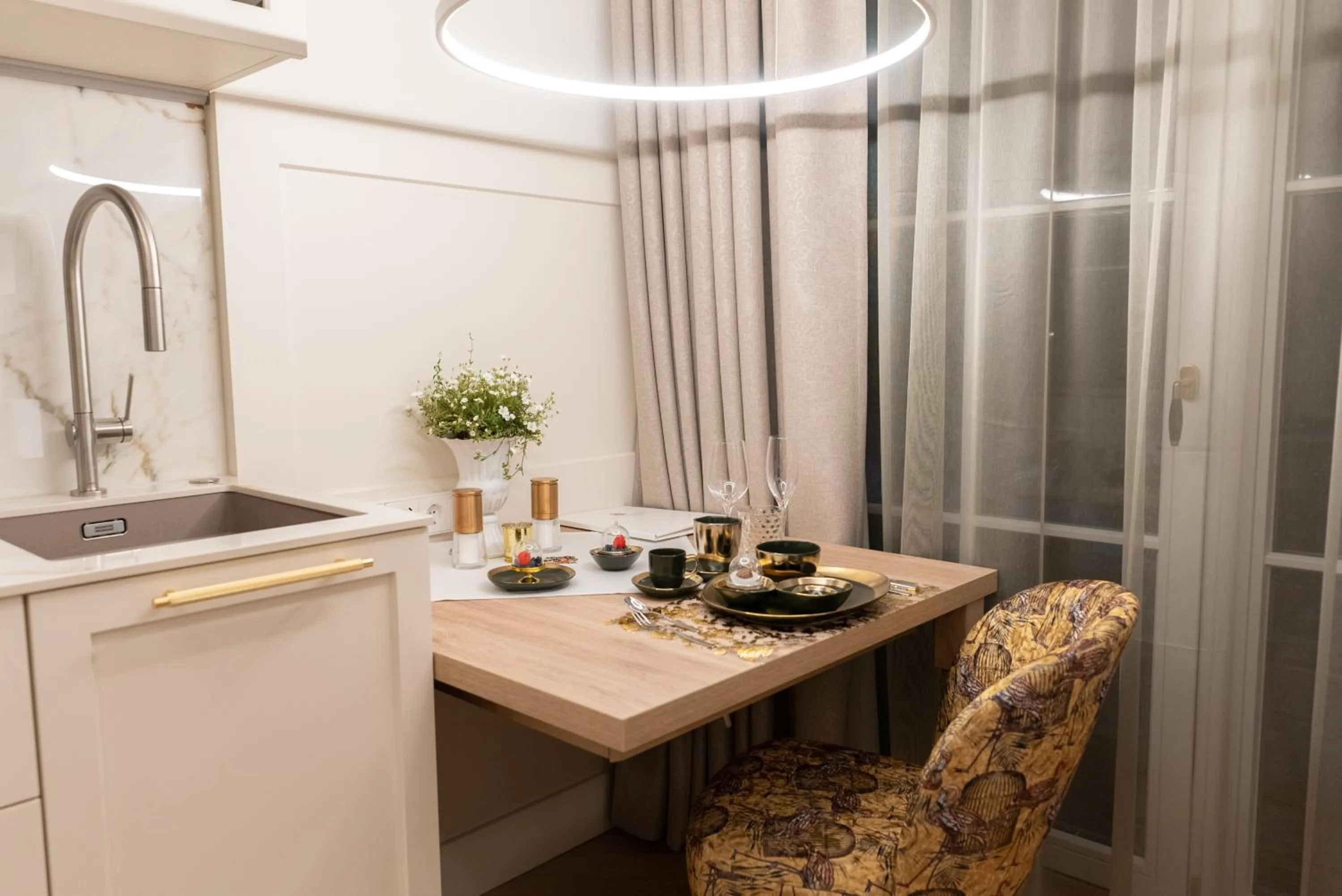 Kitchen or kitchenette in SCHLOSSRESIDENZ - Boutique Apartments & Hotel Suiten