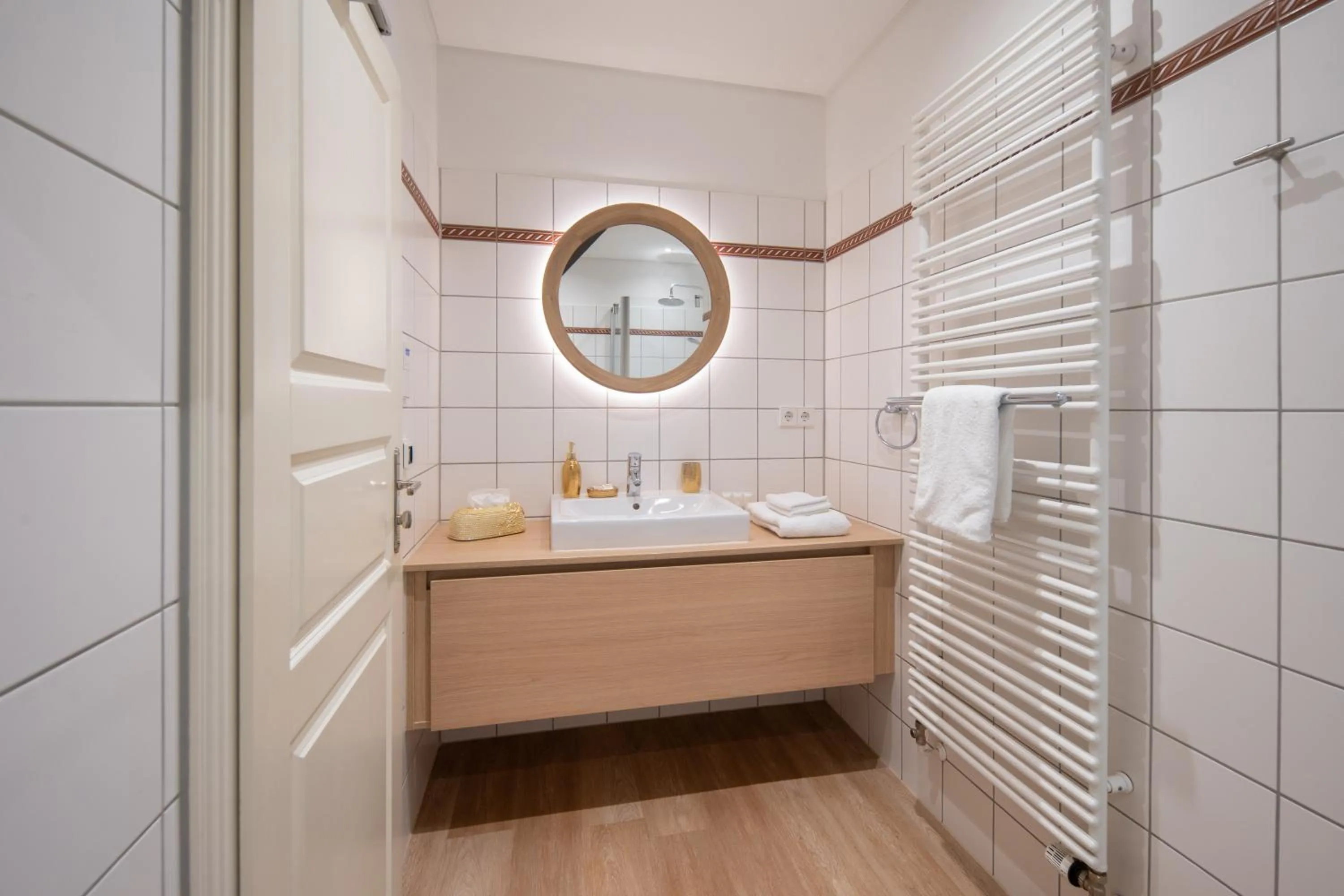Bathroom, Bed in SCHLOSSRESIDENZ - Boutique Apartments & Hotel Suiten