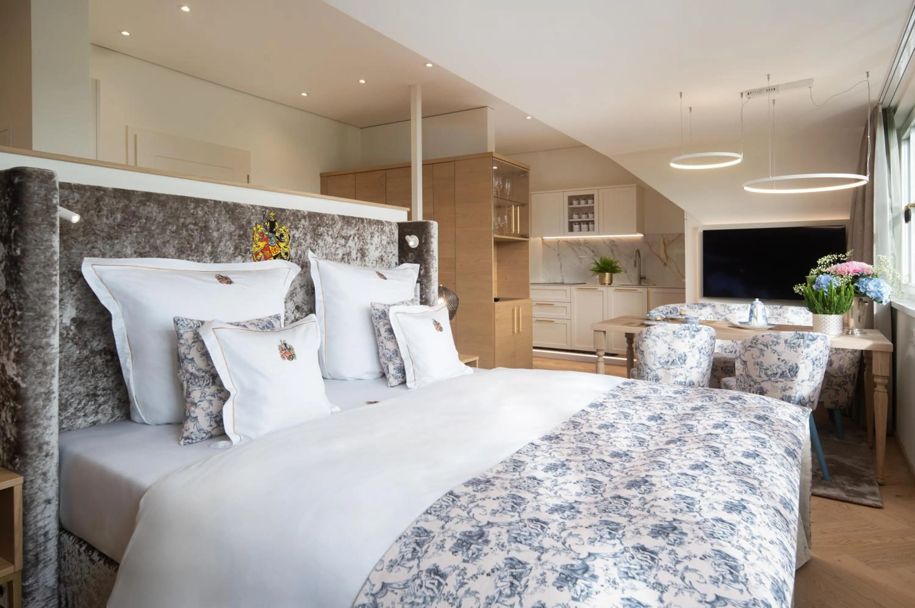 Photo of the whole room, Bed in SCHLOSSRESIDENZ - Boutique Apartments & Hotel Suiten