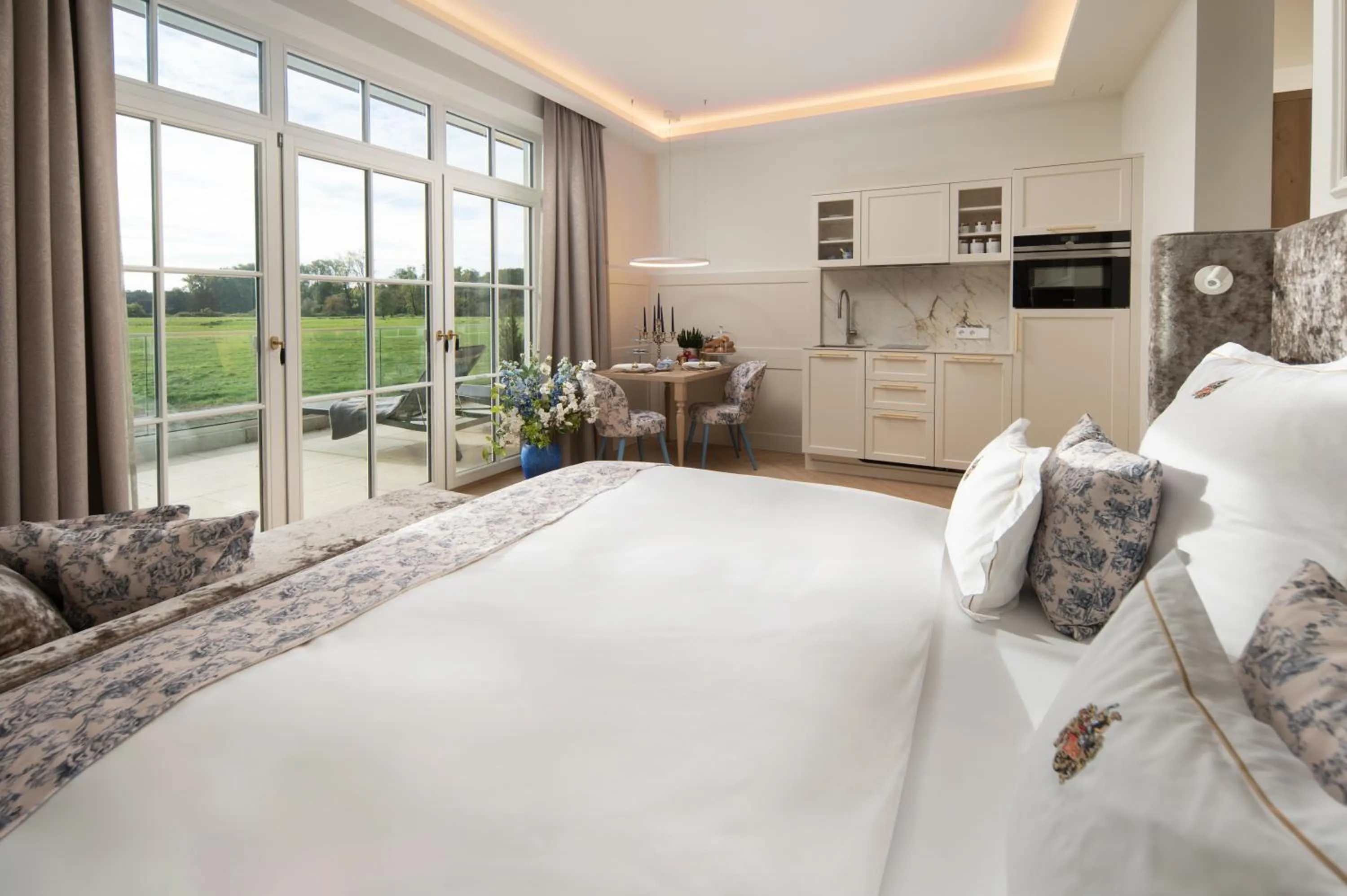 Photo of the whole room, Bed in SCHLOSSRESIDENZ - Boutique Apartments & Hotel Suiten