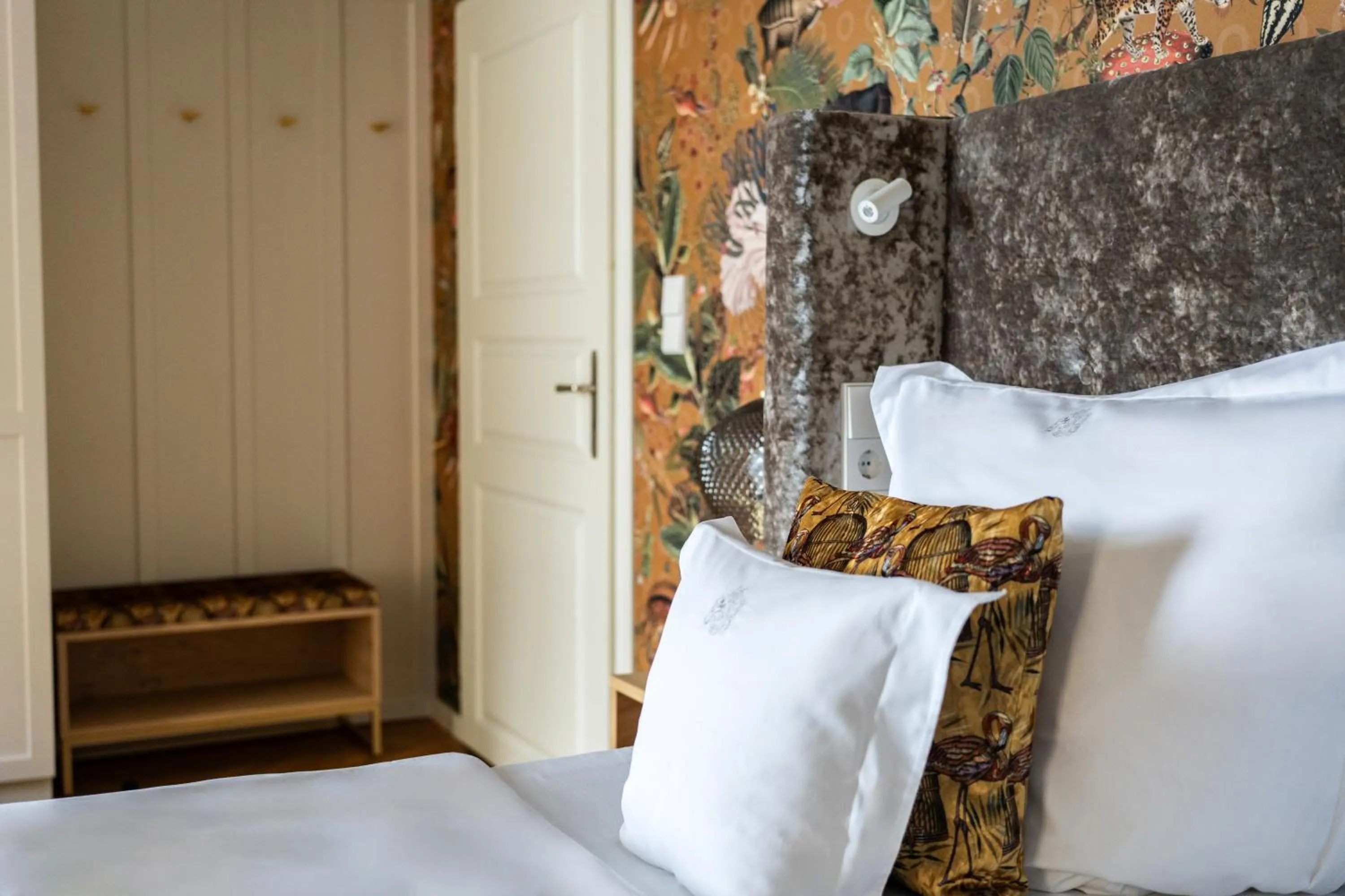 Decorative detail, Bed in SCHLOSSRESIDENZ - Boutique Apartments & Hotel Suiten
