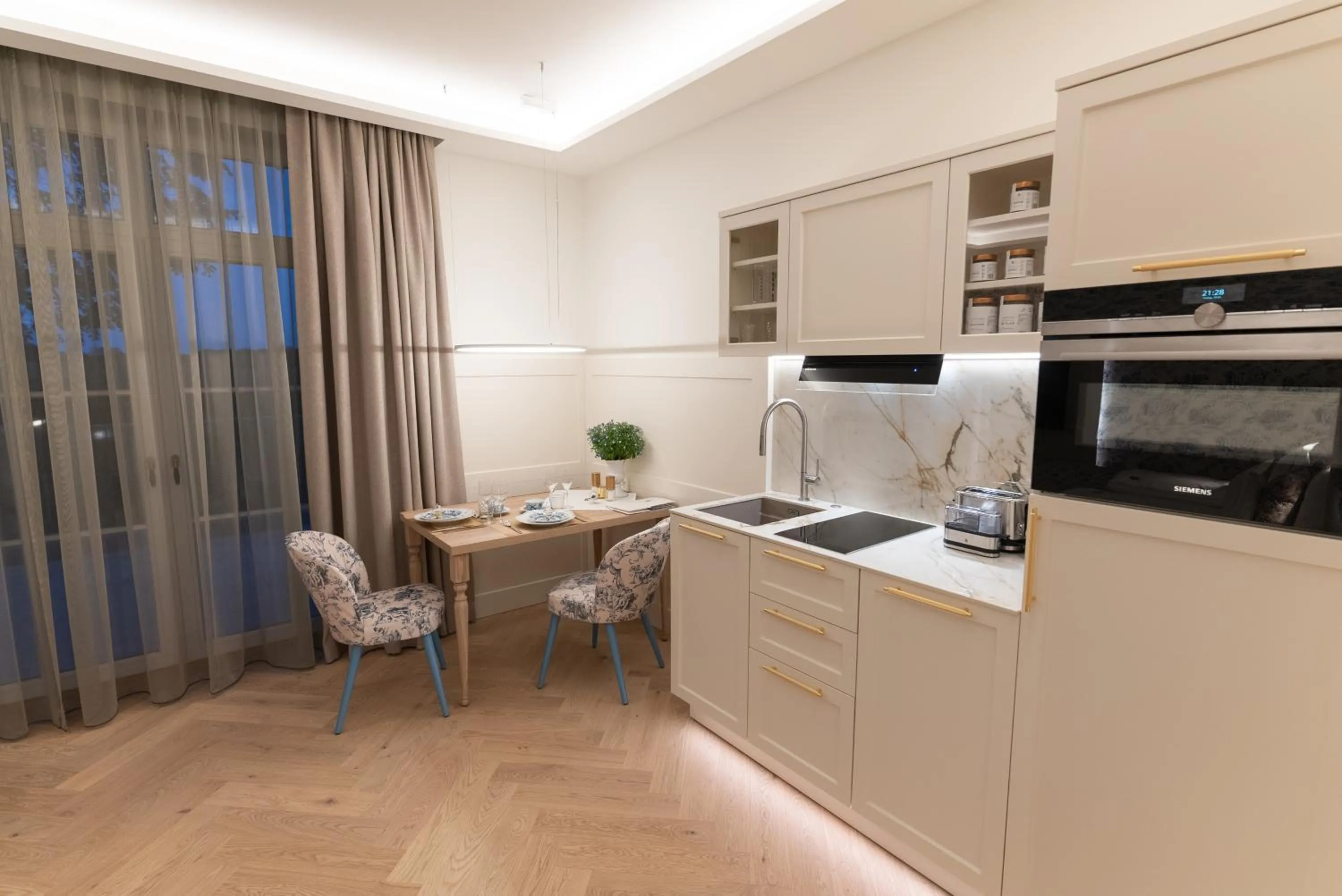 Kitchen or kitchenette in SCHLOSSRESIDENZ - Boutique Apartments & Hotel Suiten