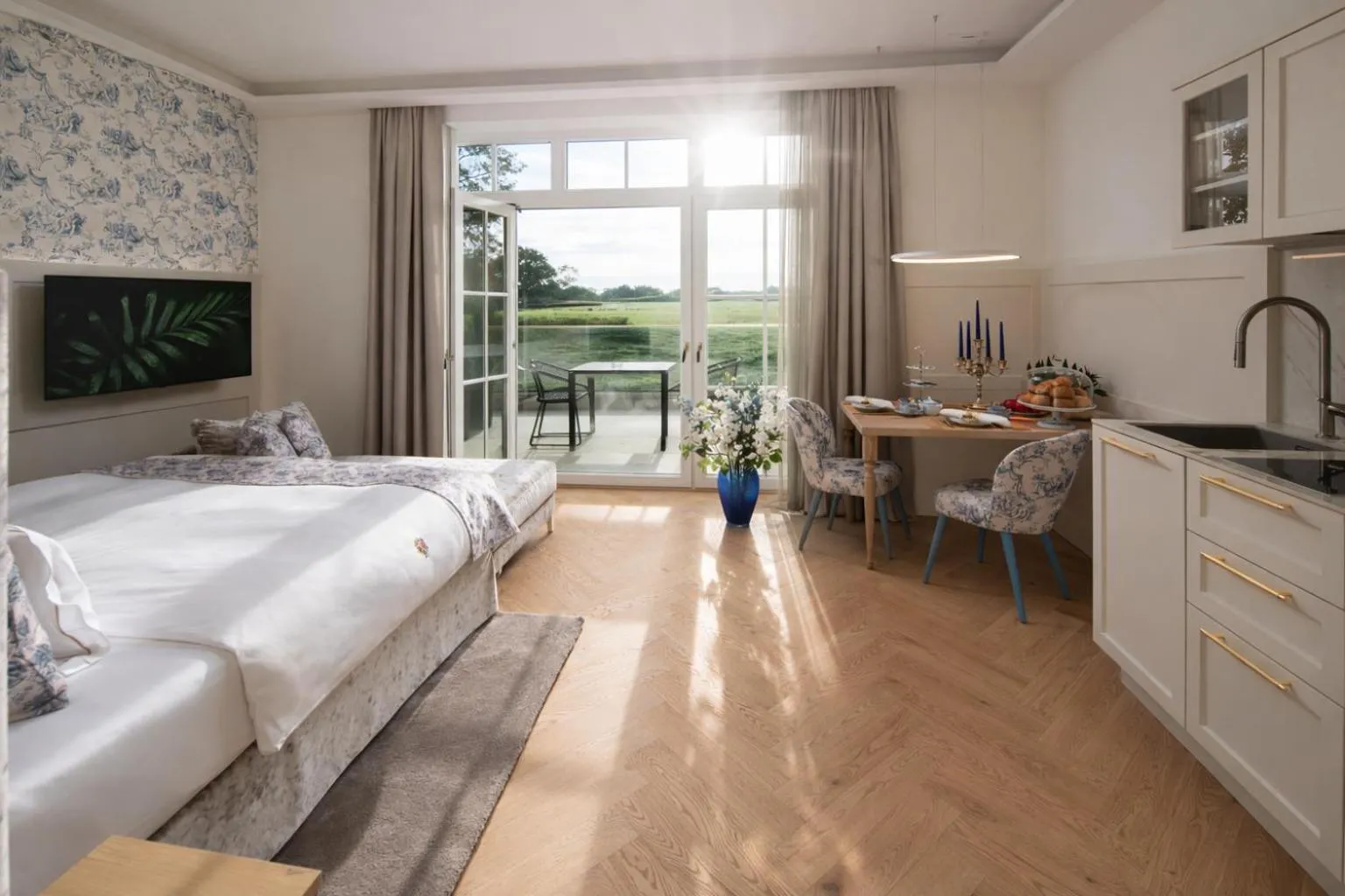 Photo of the whole room, Bed in SCHLOSSRESIDENZ - Boutique Apartments & Hotel Suiten