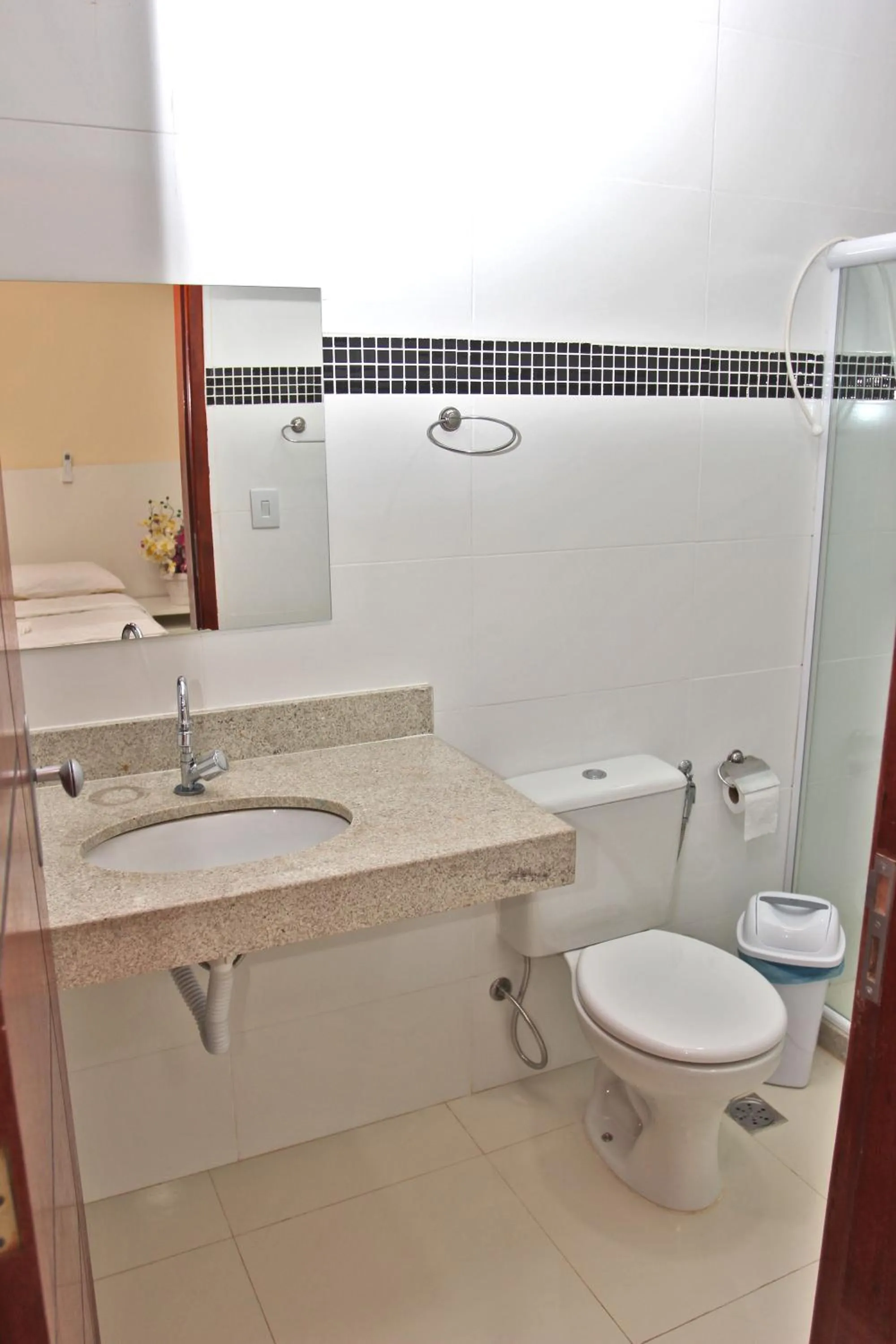 Bathroom in MDJ Suítes