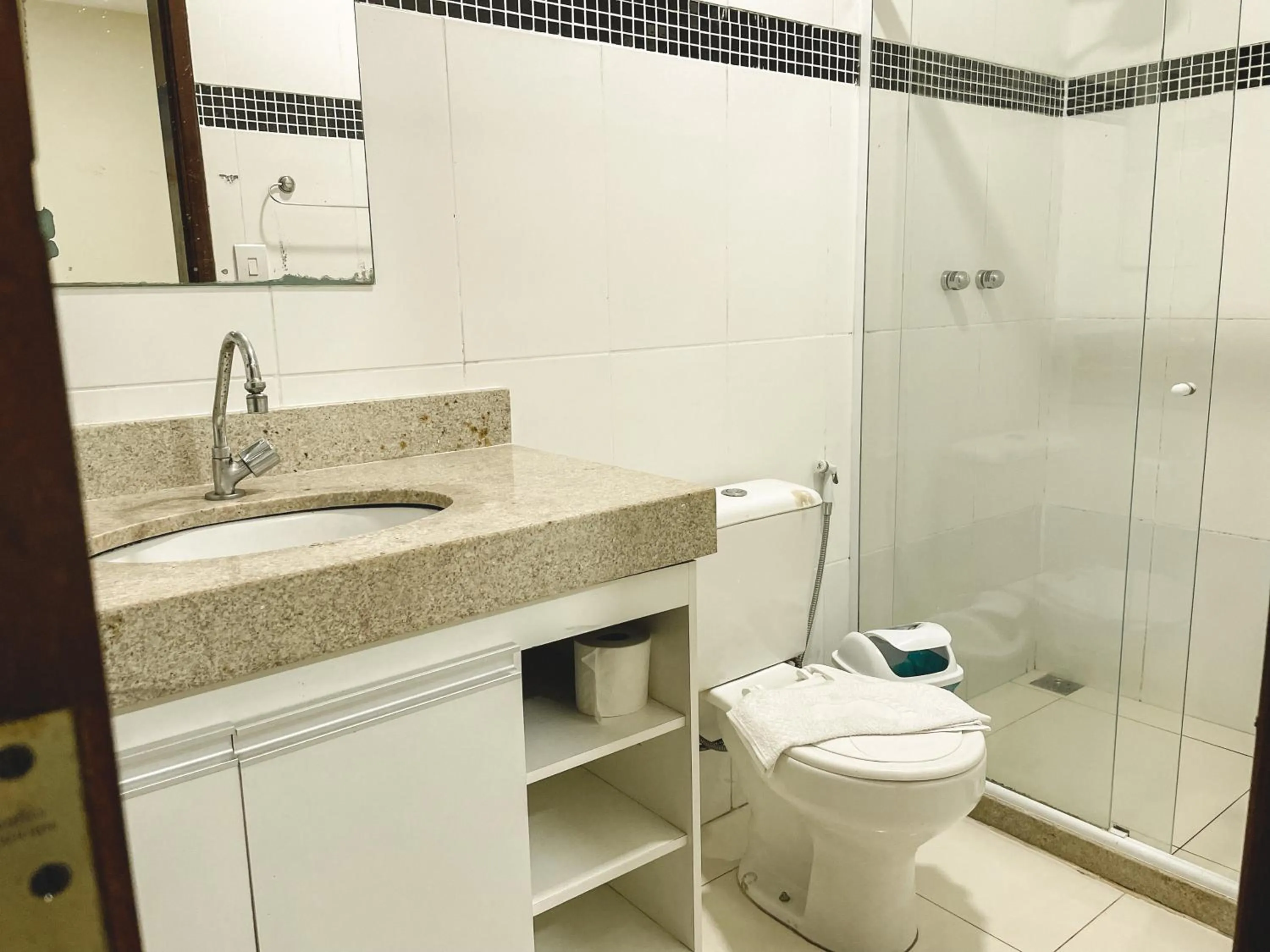 Bathroom in MDJ Suítes