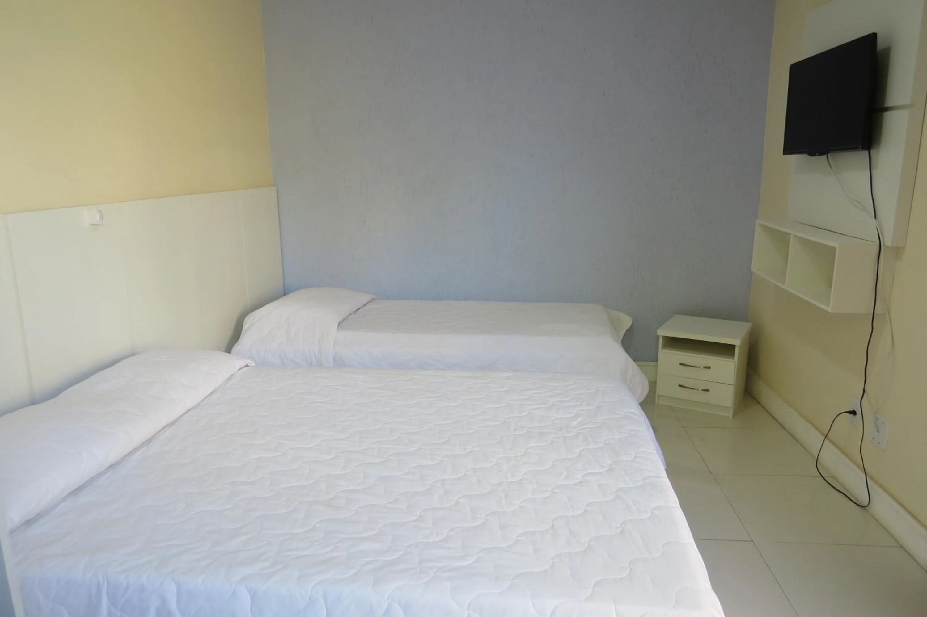 Photo of the whole room, Bed in MDJ Suítes