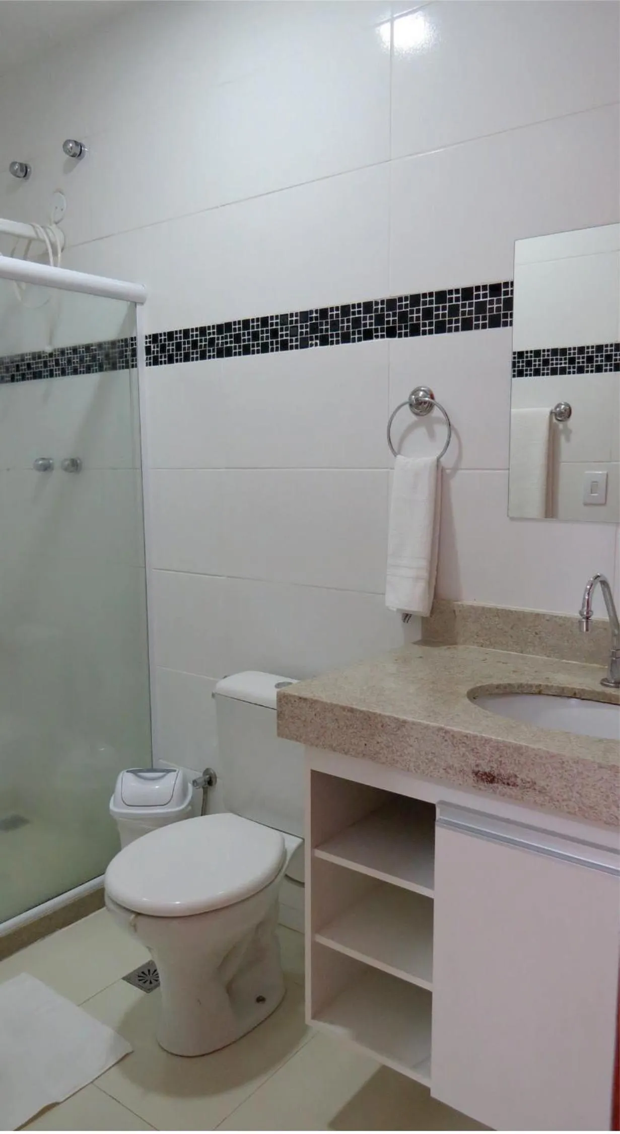 Bathroom in MDJ Suítes