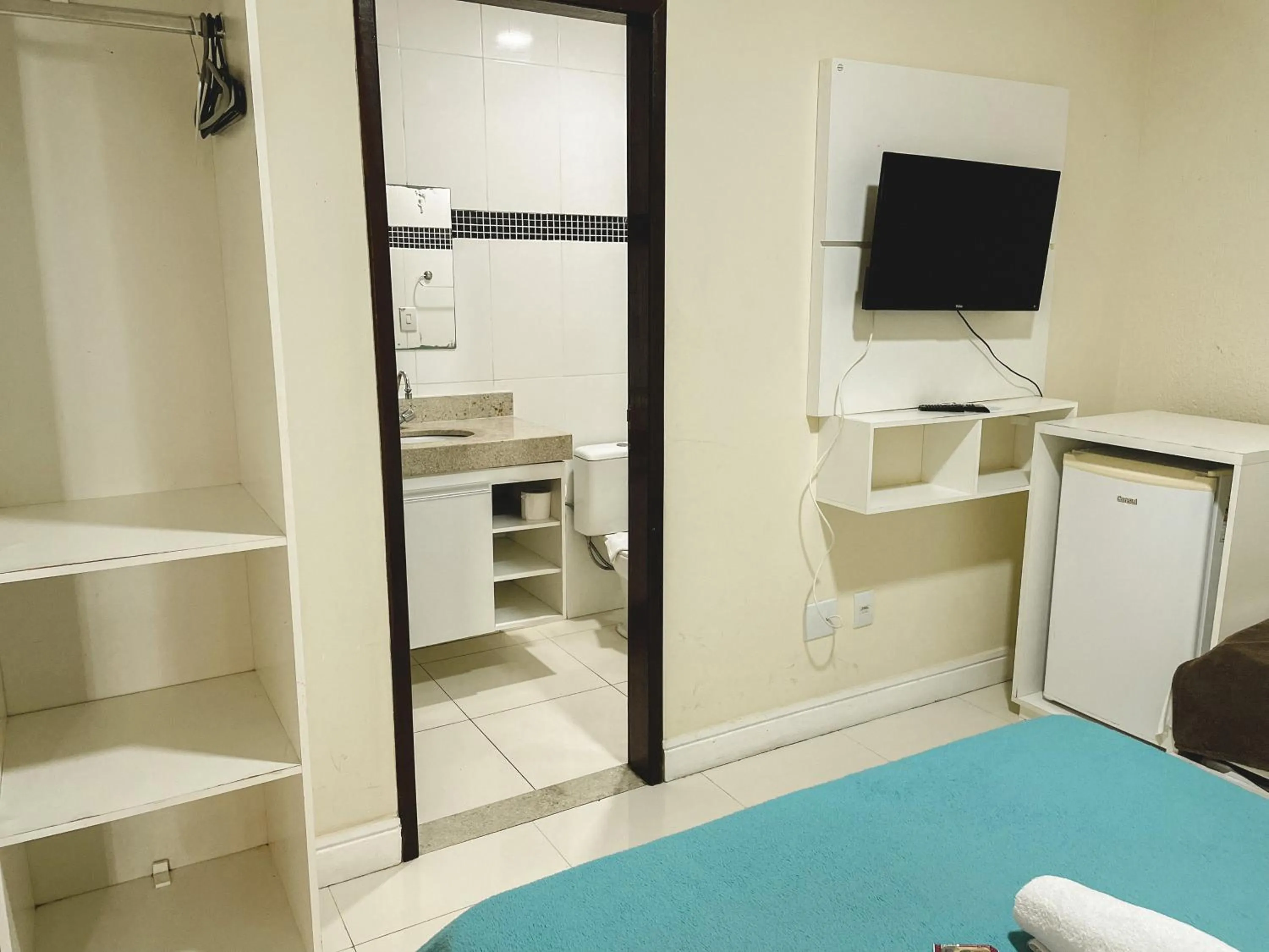 Photo of the whole room, Bed in MDJ Suítes