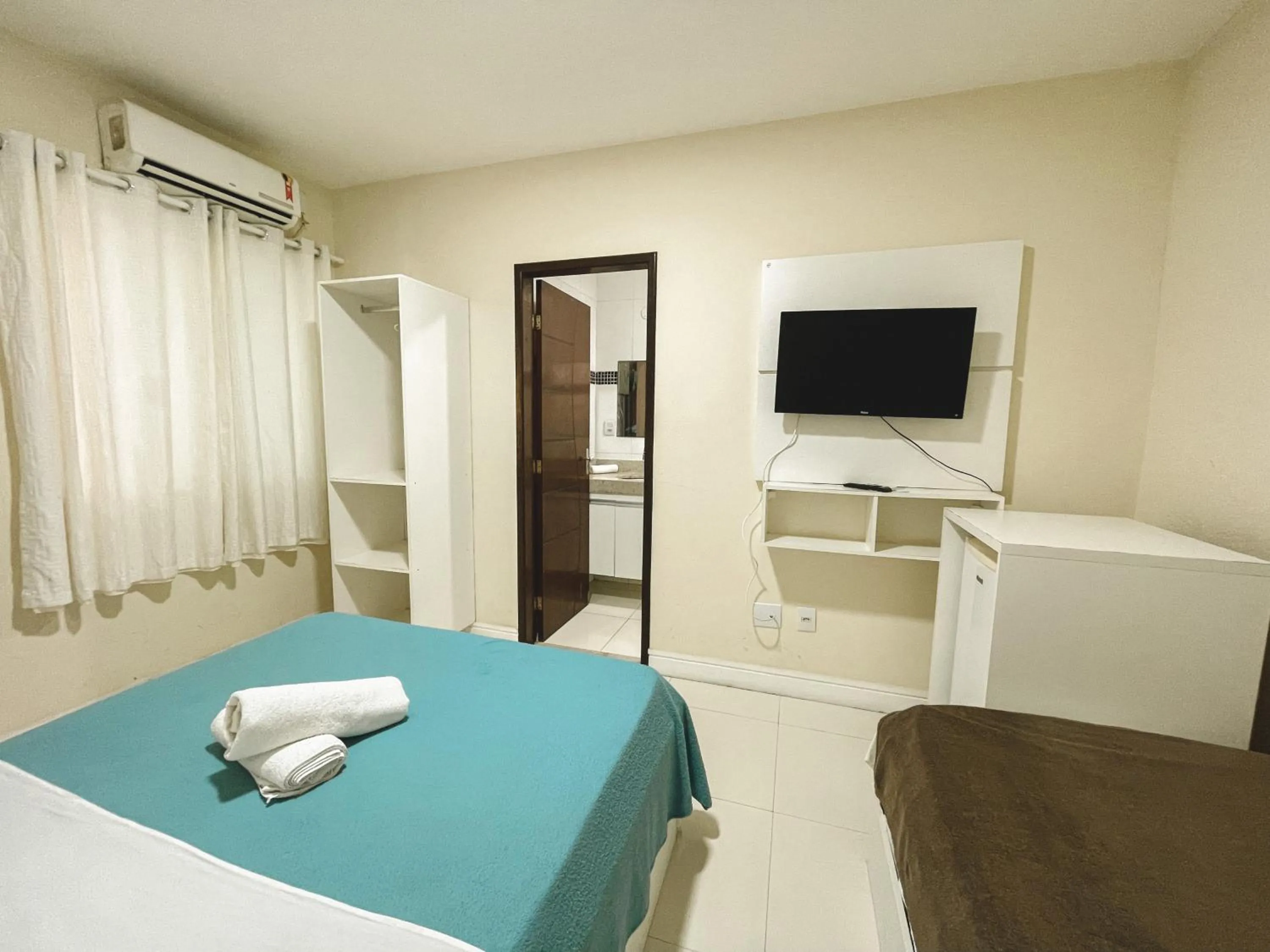 Photo of the whole room, Bed in MDJ Suítes