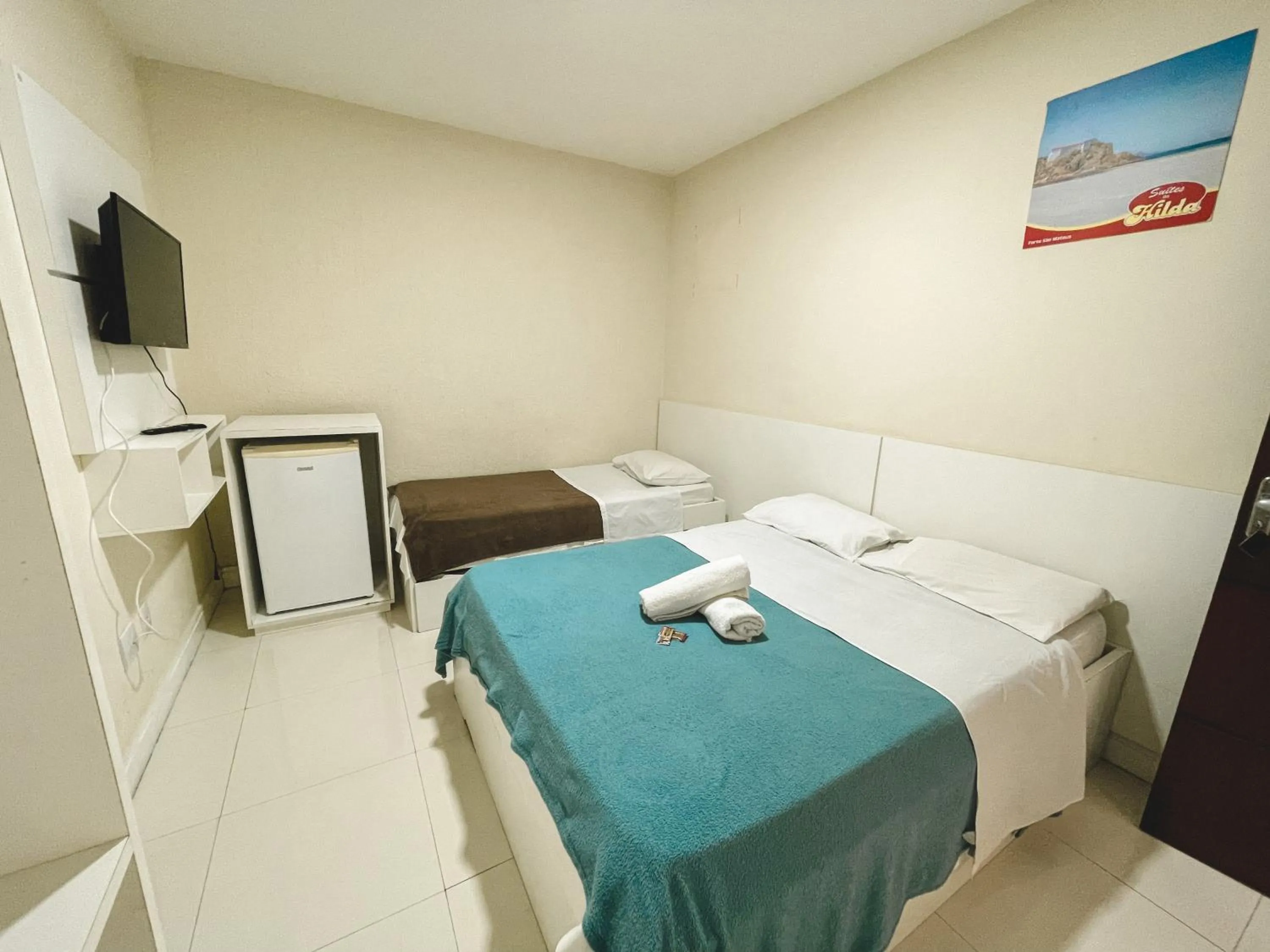 Photo of the whole room, Bed in MDJ Suítes