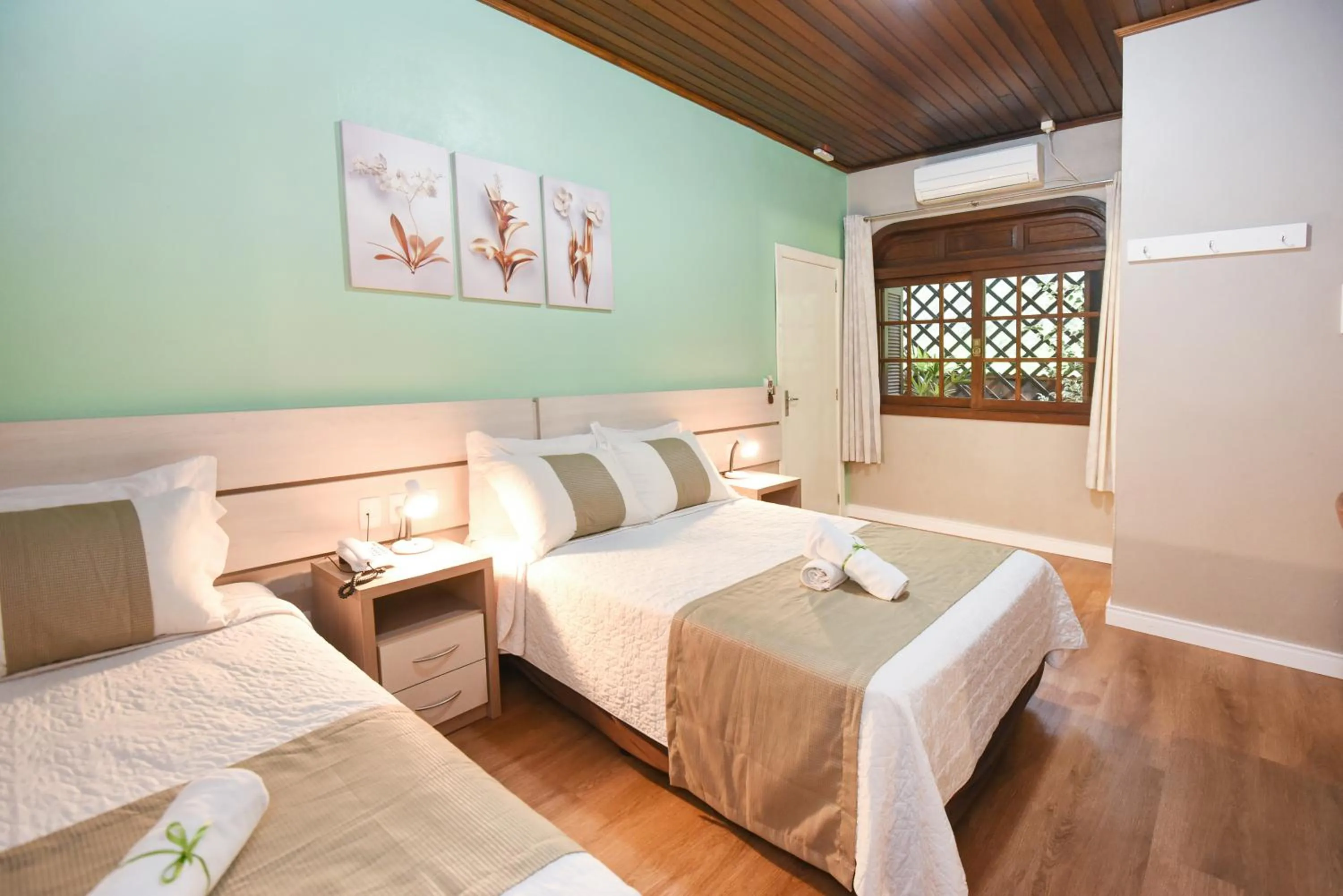 Photo of the whole room, Bed in Pousada Três Pinheiros