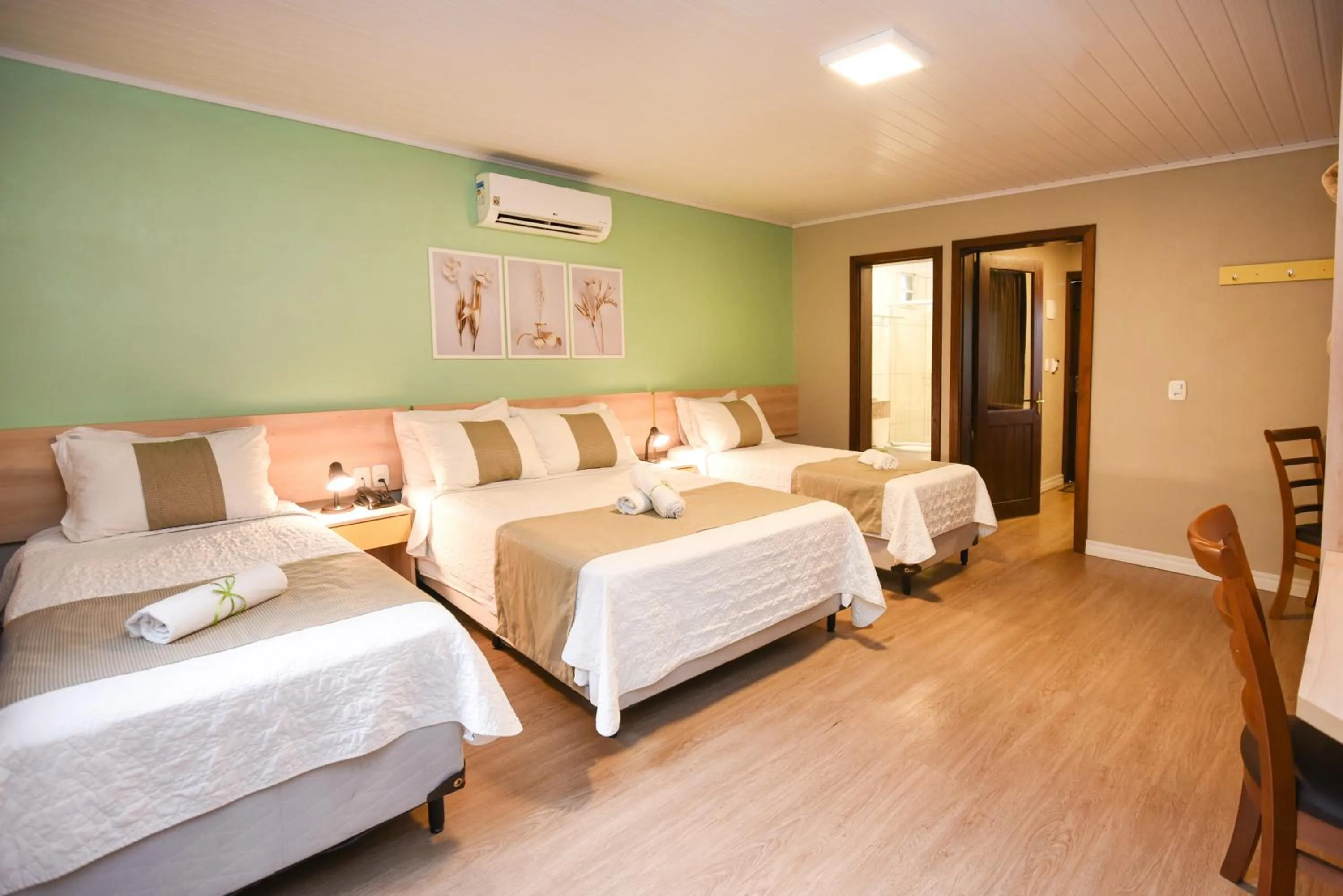 Photo of the whole room, Bed in Pousada Três Pinheiros