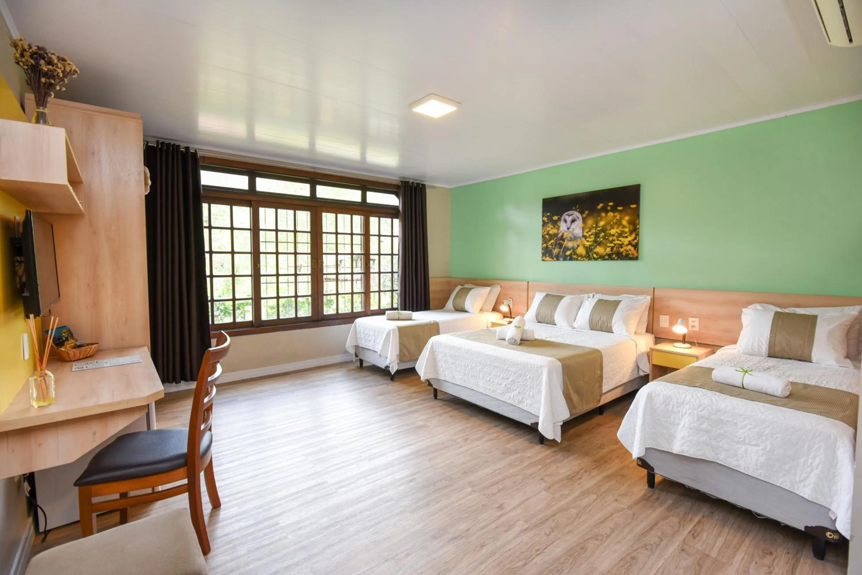 Photo of the whole room, Bed in Pousada Três Pinheiros