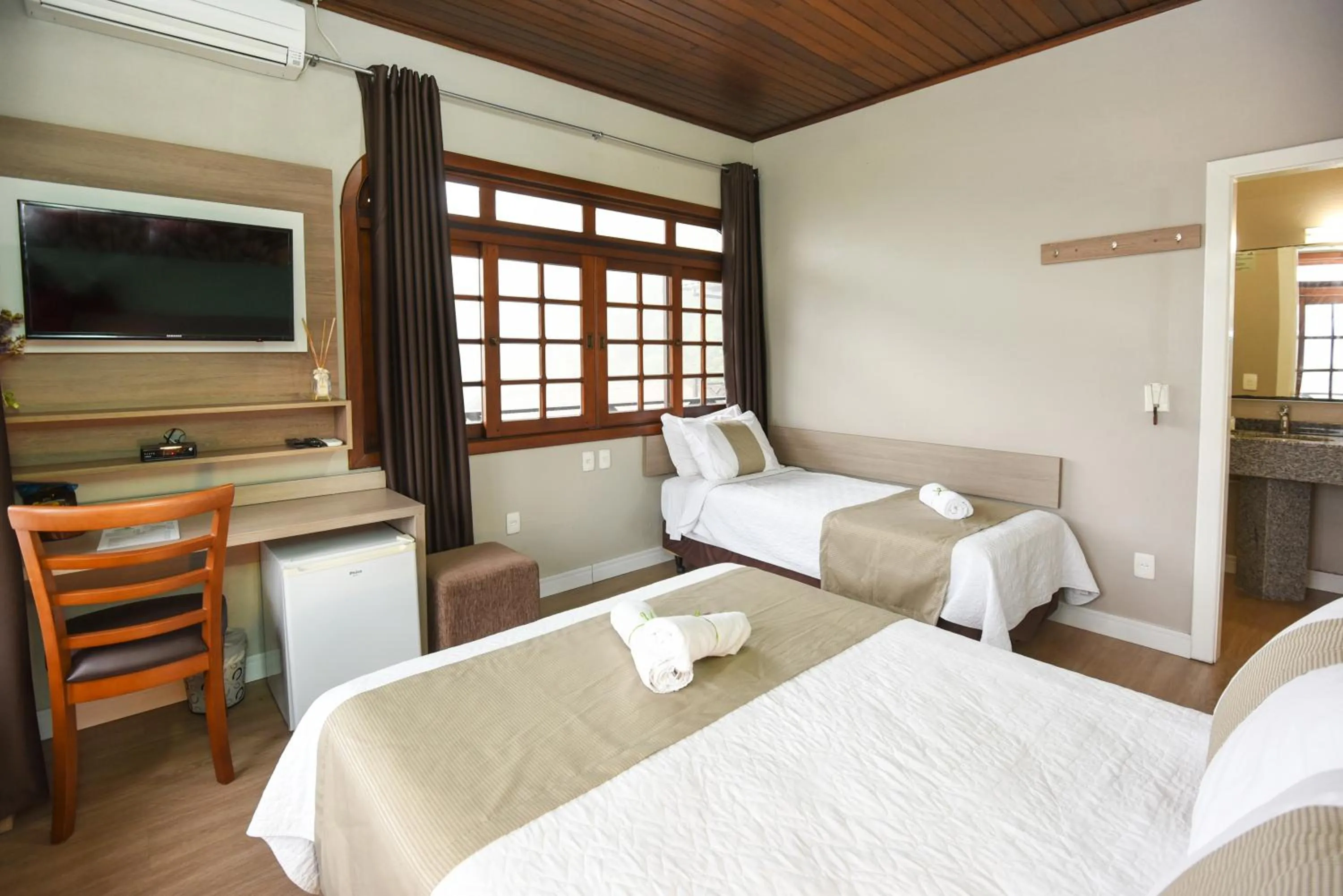 Photo of the whole room, Bed in Pousada Três Pinheiros