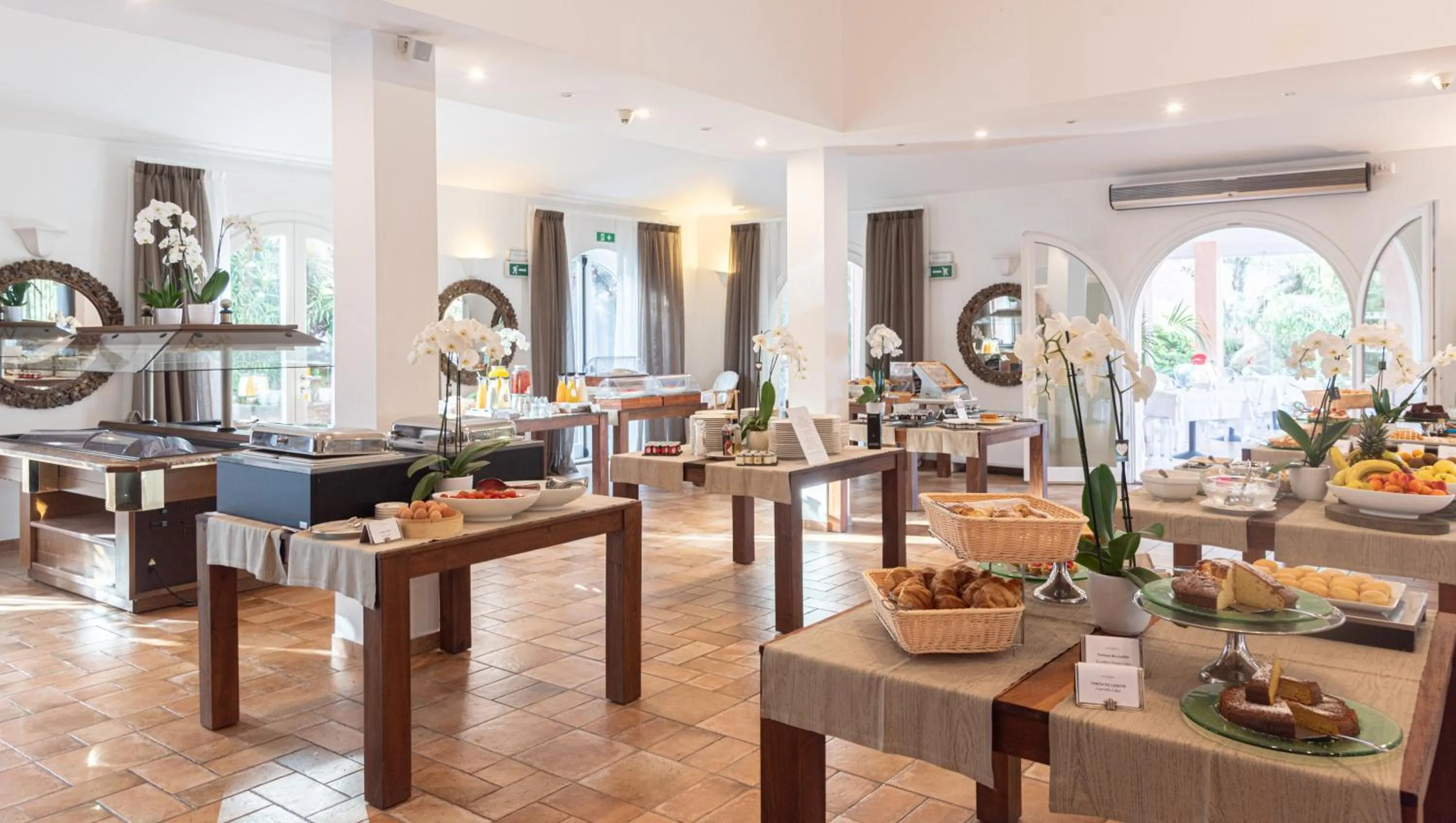 Buffet breakfast in Hotel Cala Caterina