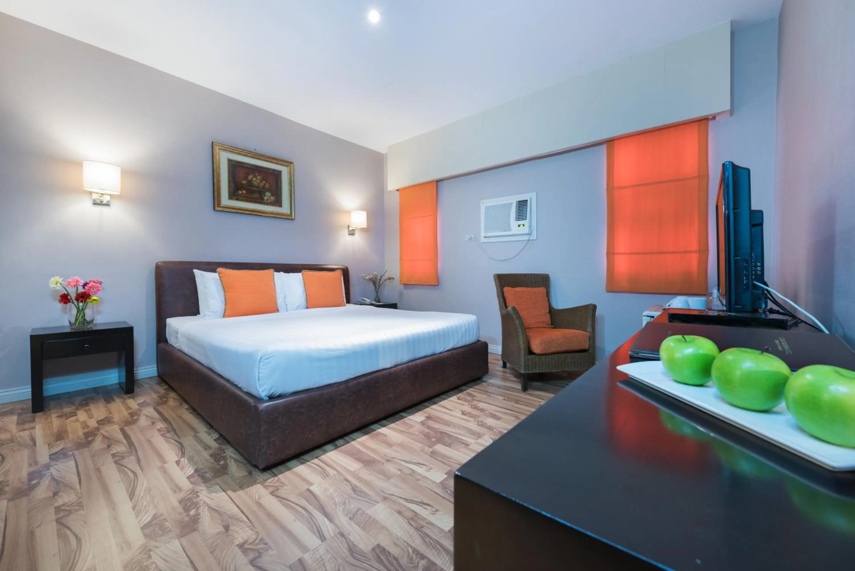 Photo of the whole room, Bed in Court Meridian Hotel & Suites