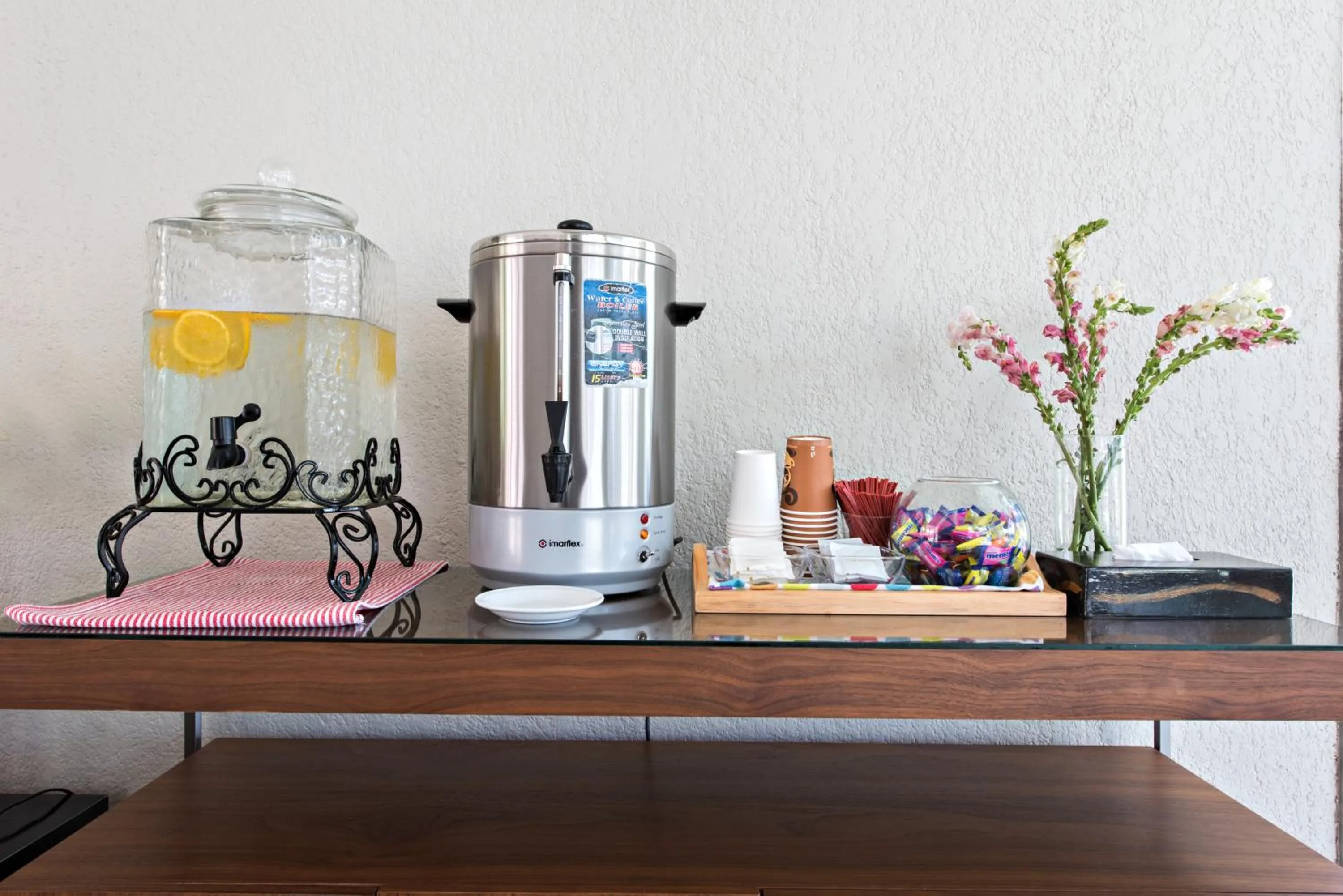 Coffee/tea facilities in Court Meridian Hotel & Suites