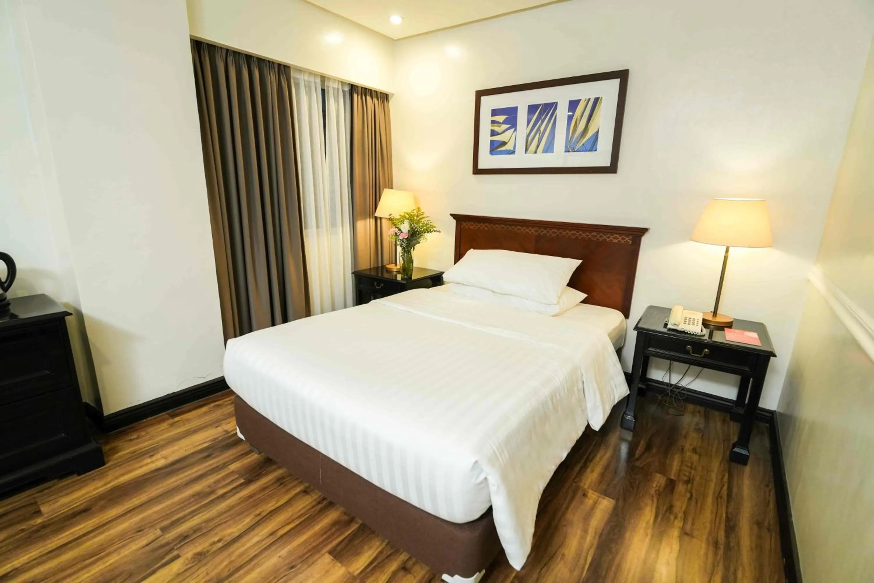 Bed in Court Meridian Hotel & Suites