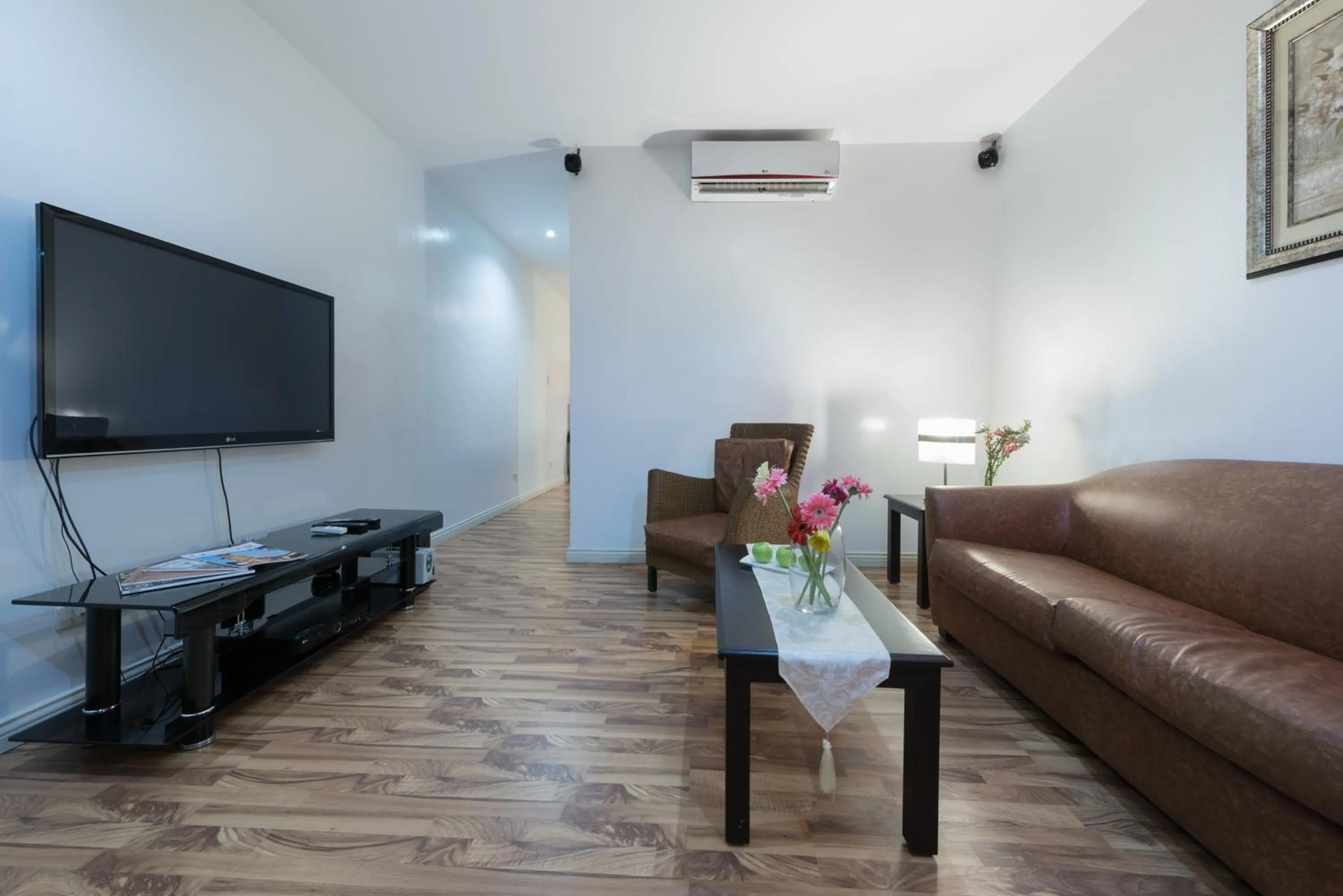 Seating area in Court Meridian Hotel & Suites