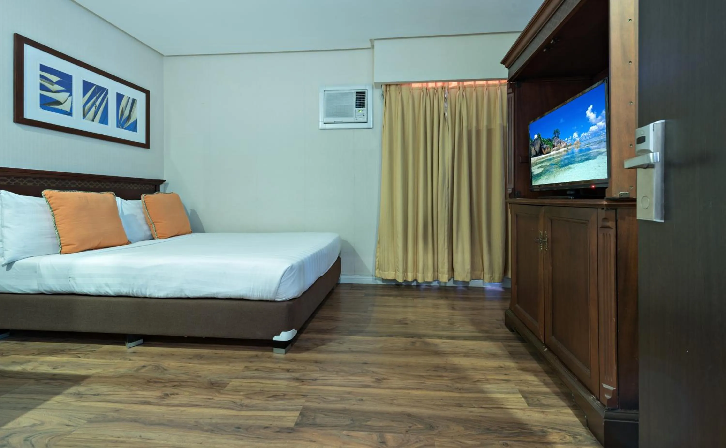 Bed in Court Meridian Hotel & Suites