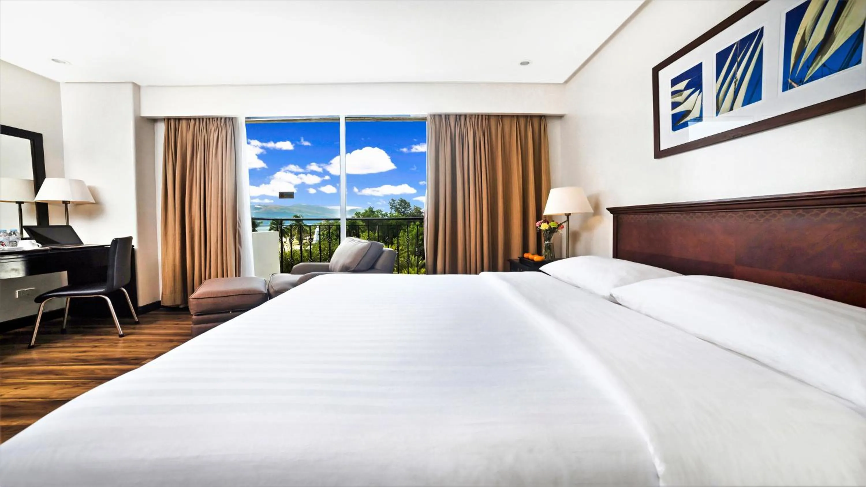 Bedroom, Bed in Court Meridian Hotel & Suites