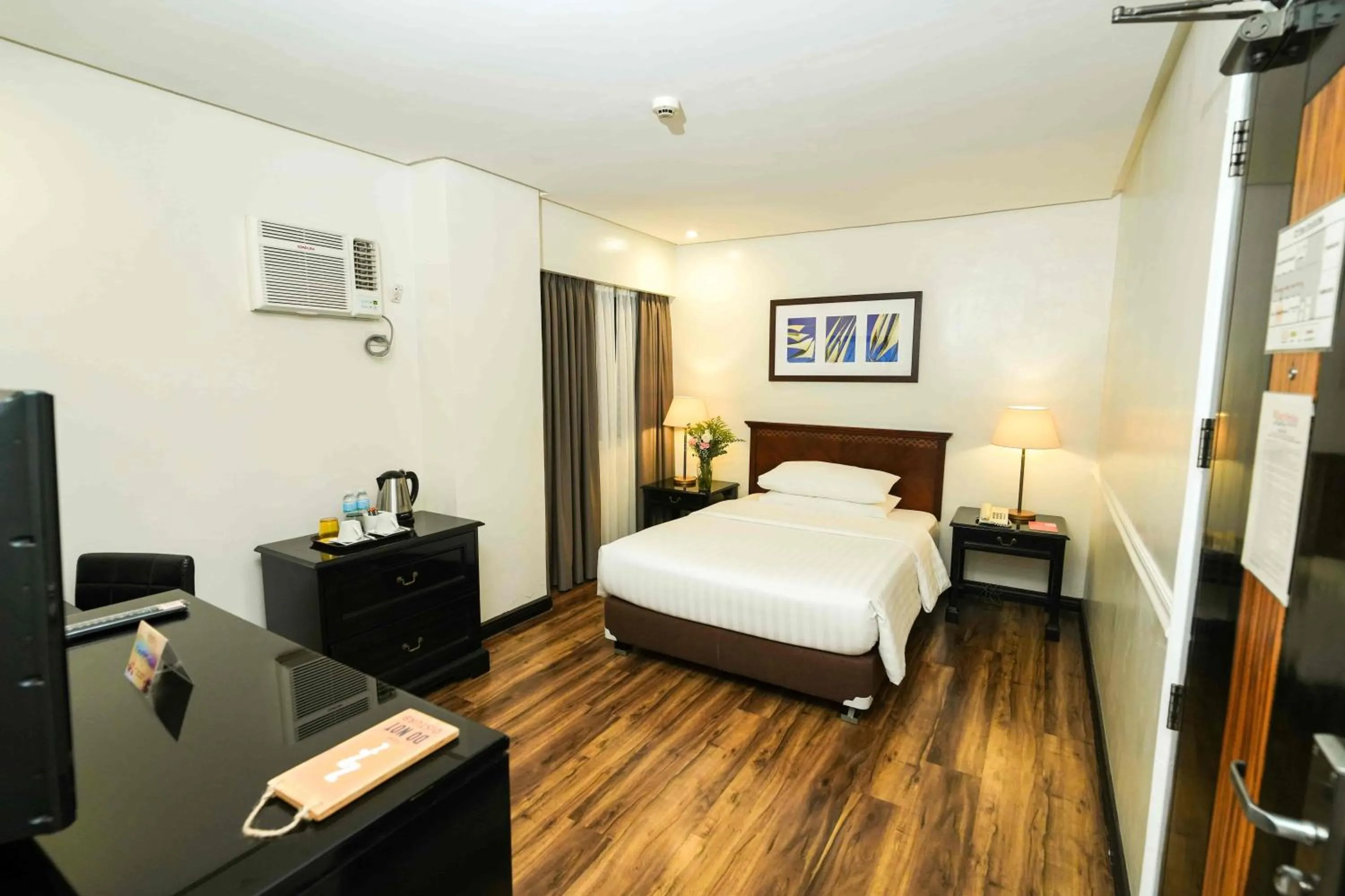 Bed in Court Meridian Hotel & Suites