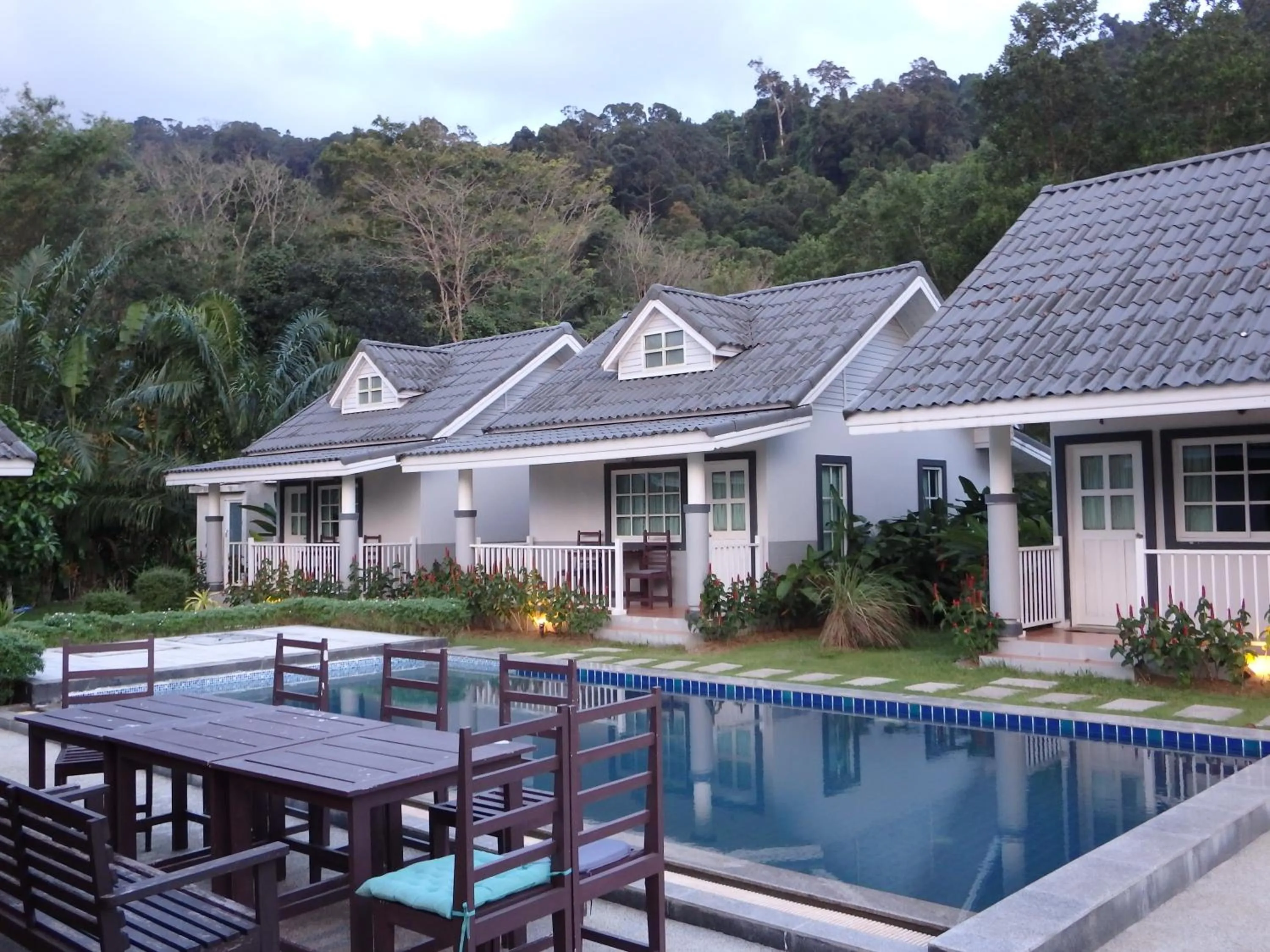 Swimming pool in Suksompong Resort