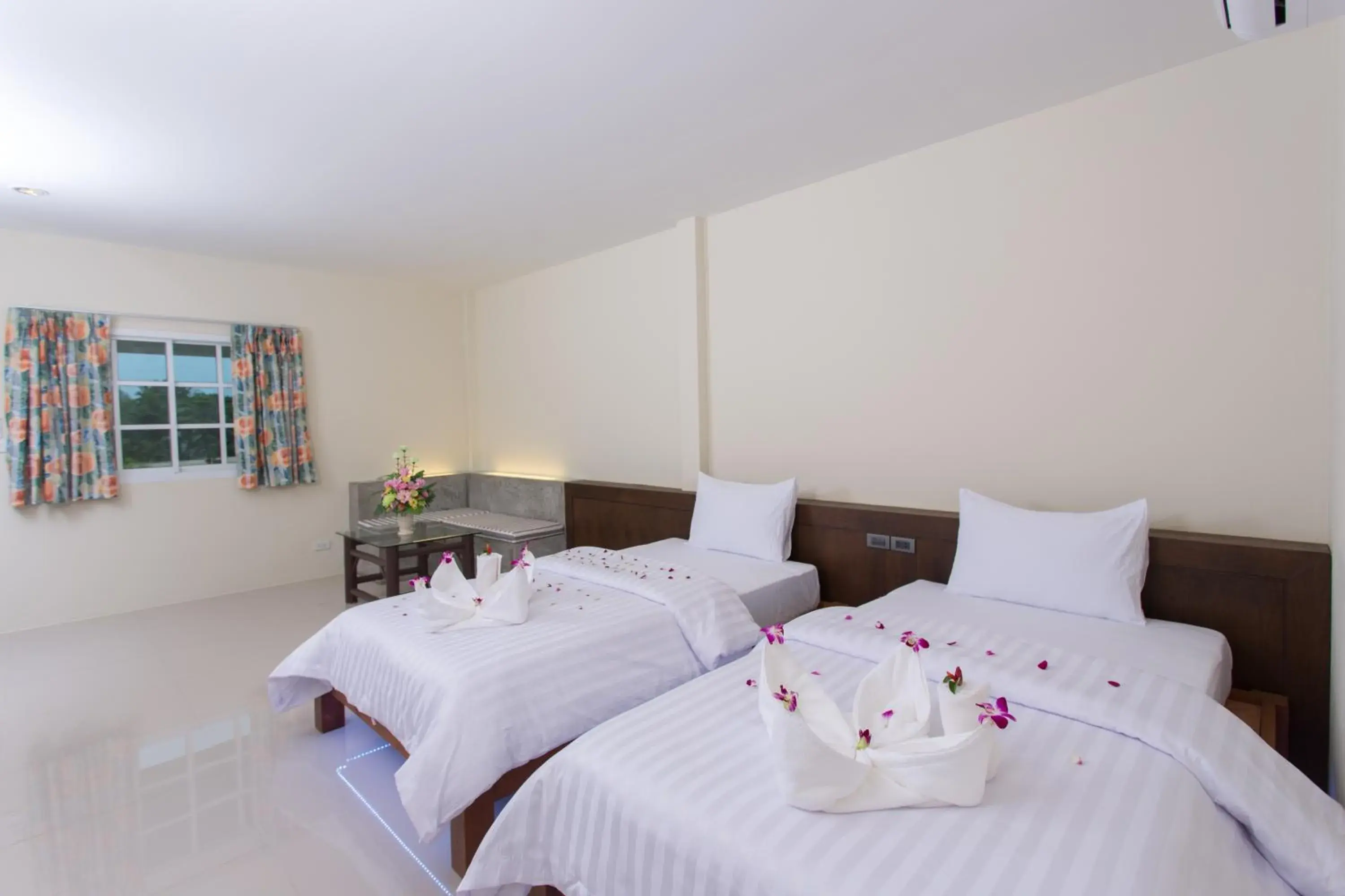 Shower, Bed in Suksompong Resort Shower, Bed in Suksompong Resort