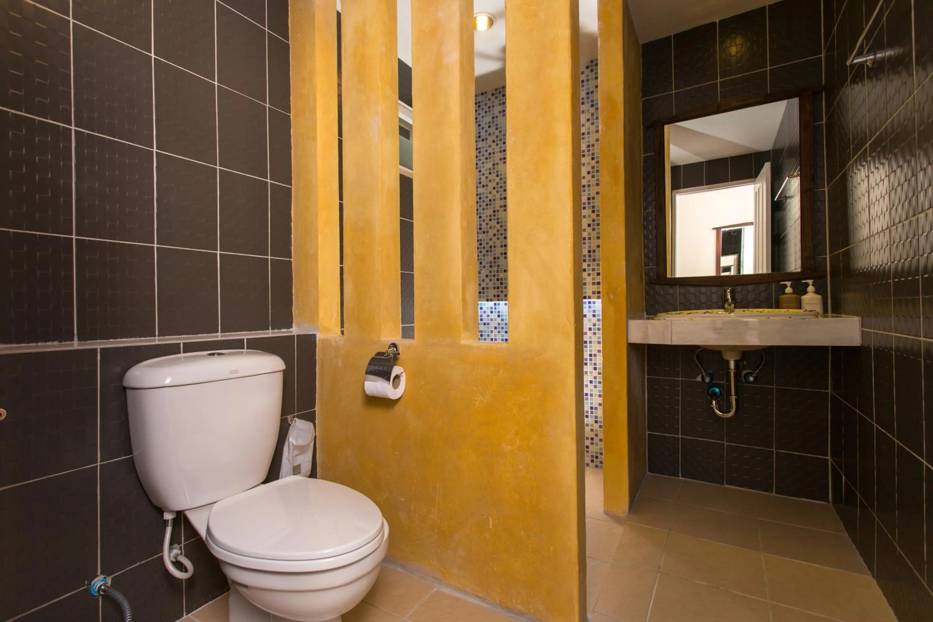 Shower in Suksompong Resort