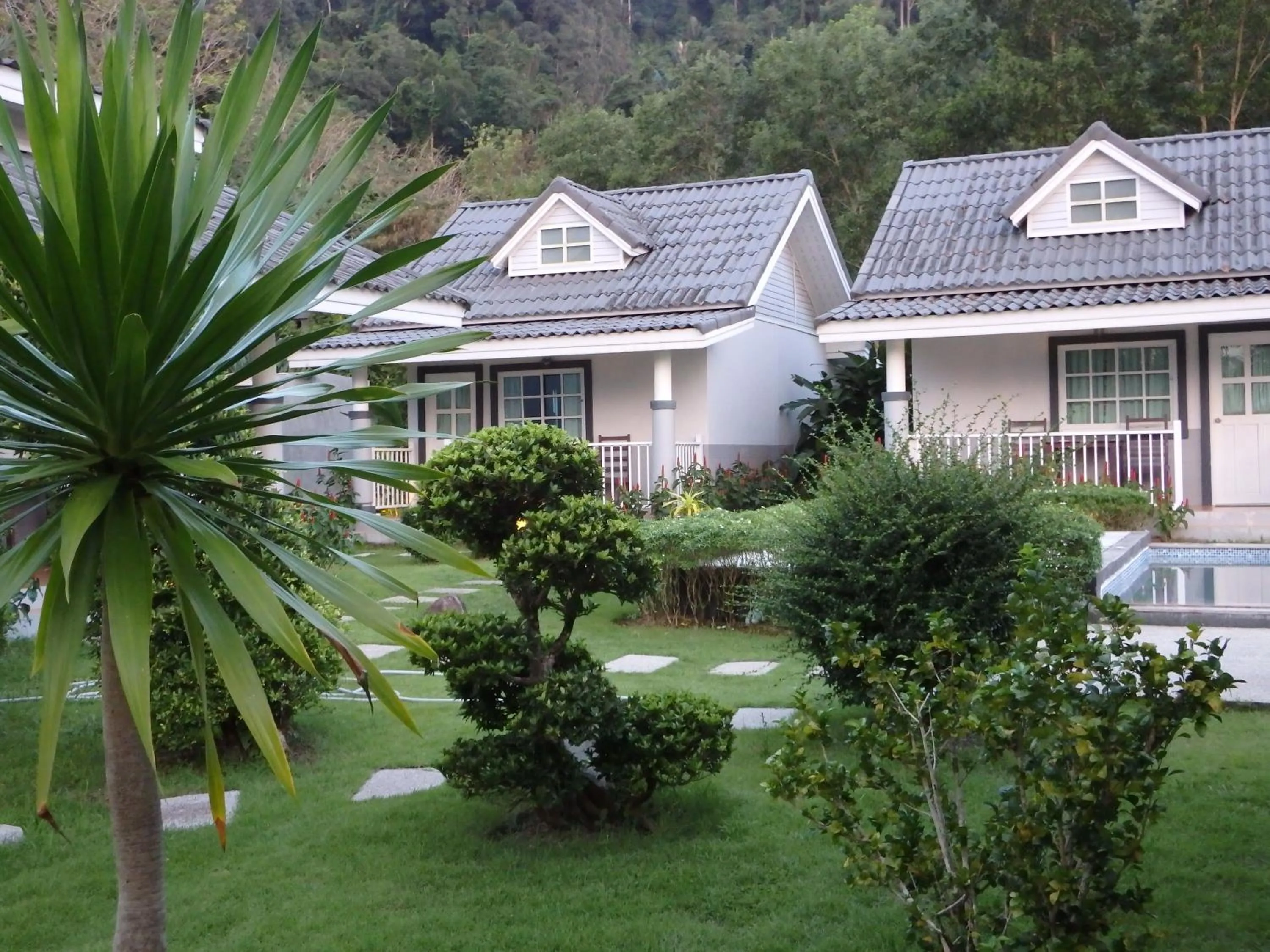 Garden view in Suksompong Resort