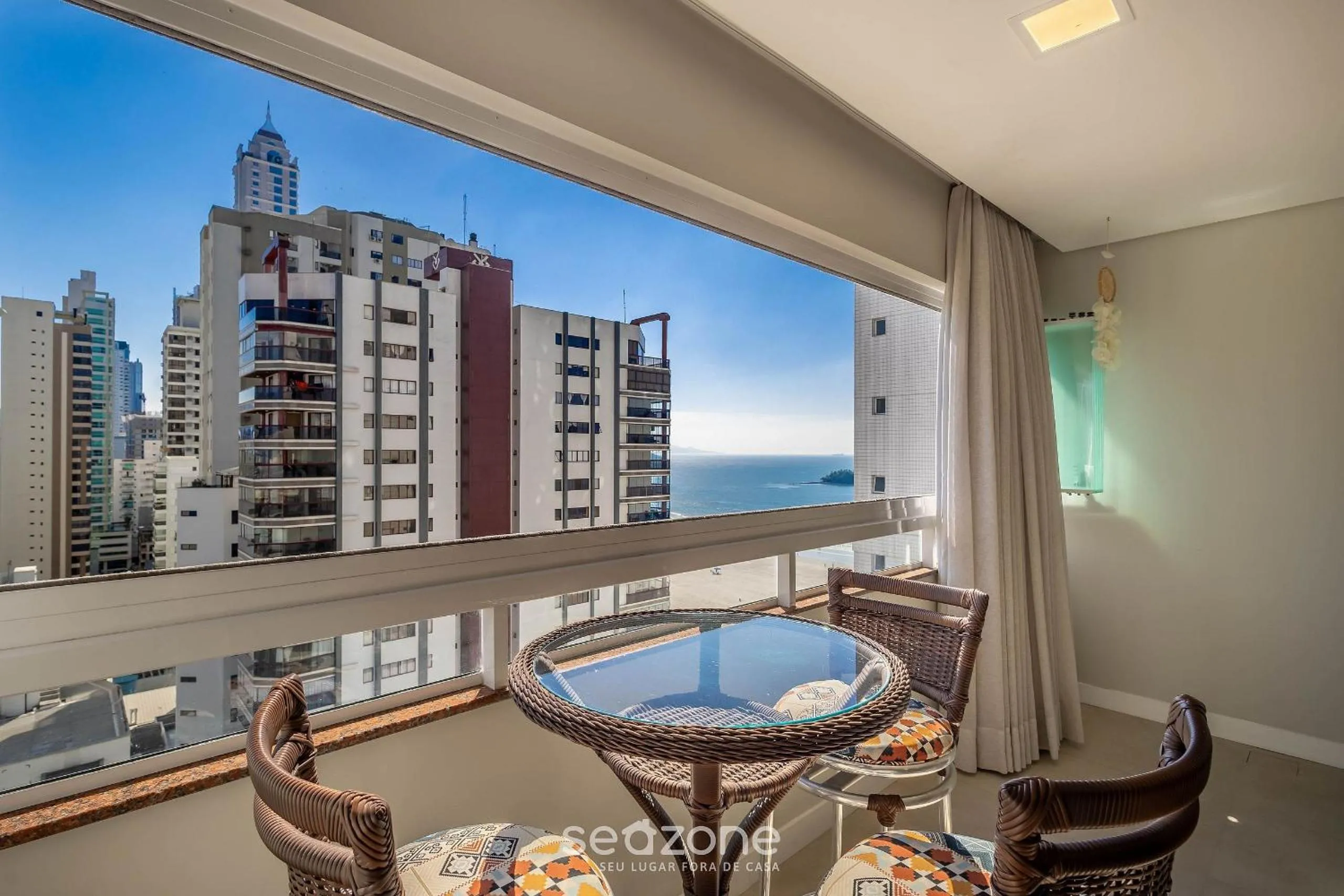 Apto c/ garagem e 2 Quartos a 60m da Praia ACO1103