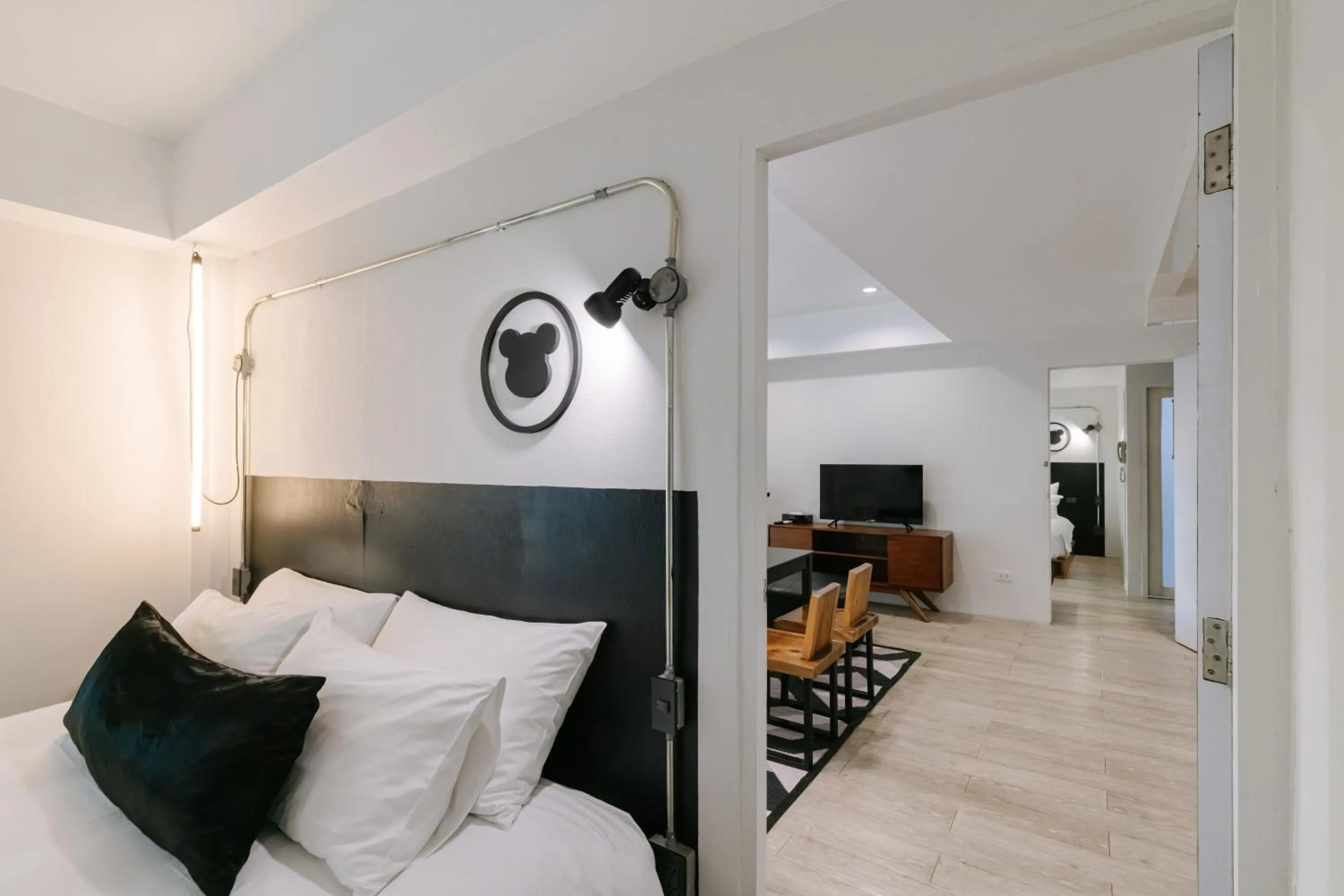 Communal lounge/ TV room, Bed in The Core Gallery Hotel