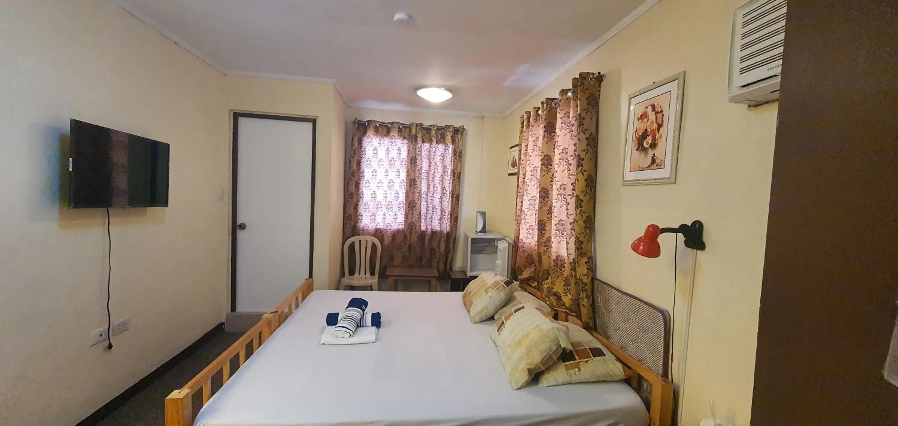 Photo of the whole room, Bed in Cool Martin Family Hotel and Resort