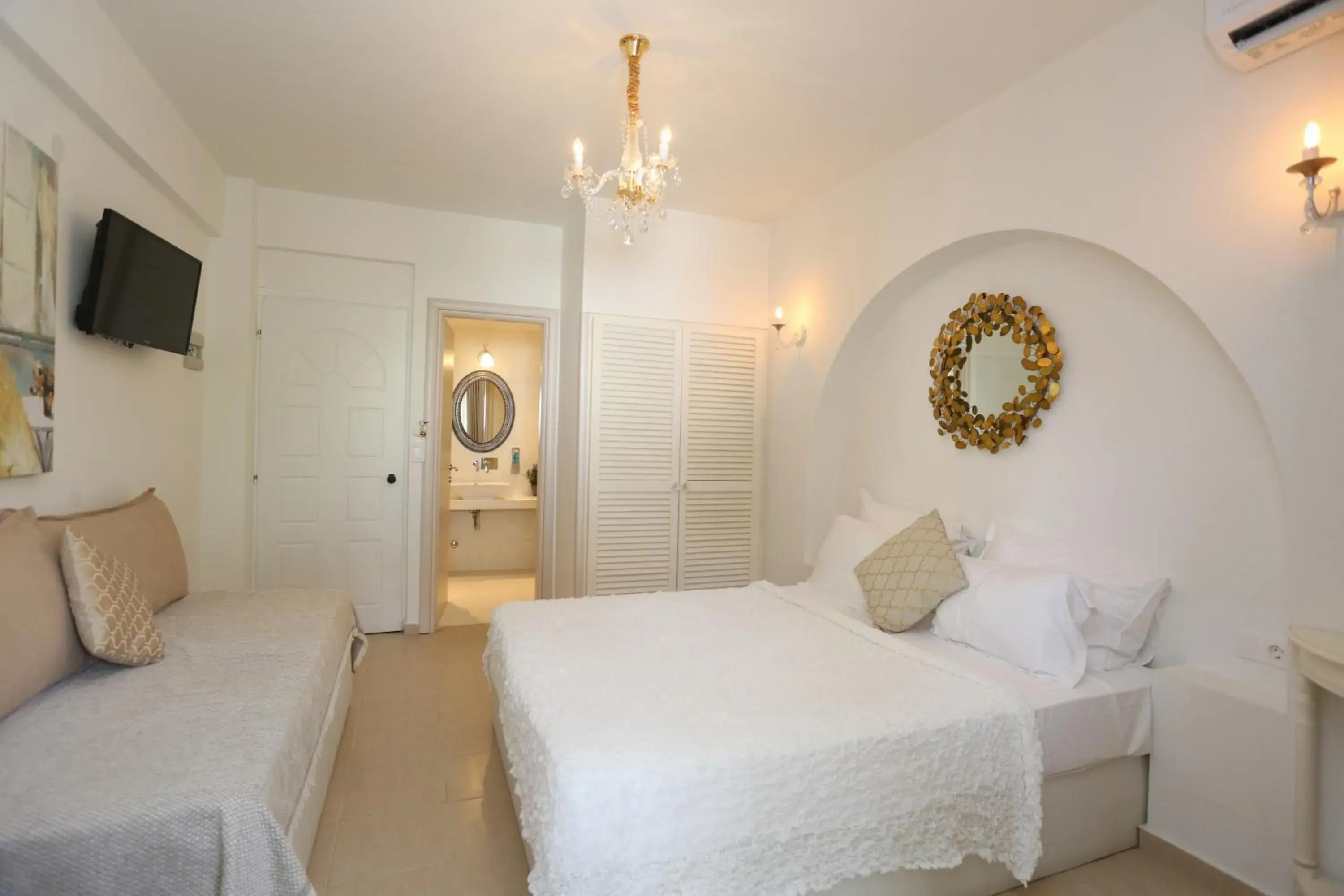 Shower, Bed in Hotel Magdalena Shower, Bed in Hotel Magdalena