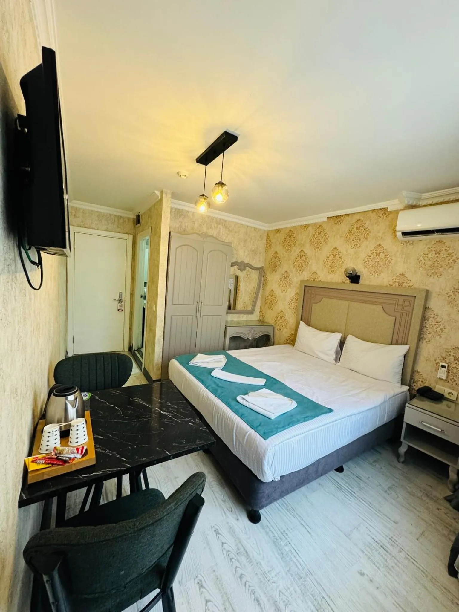 Photo of the whole room, Bed in Old City Viva Hotel