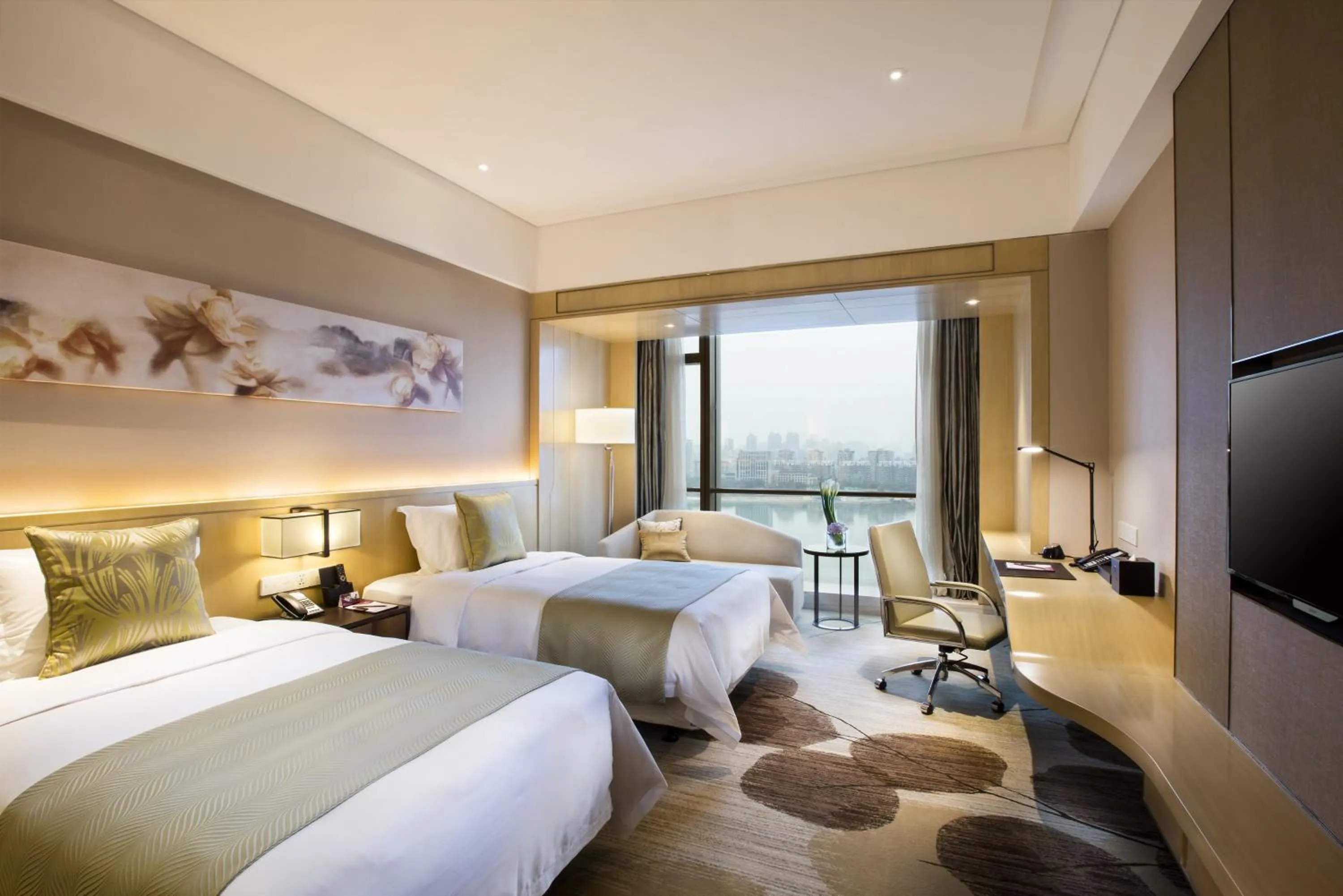 Photo of the whole room, Bed in Crowne Plaza Fuzhou Riverside by IHG