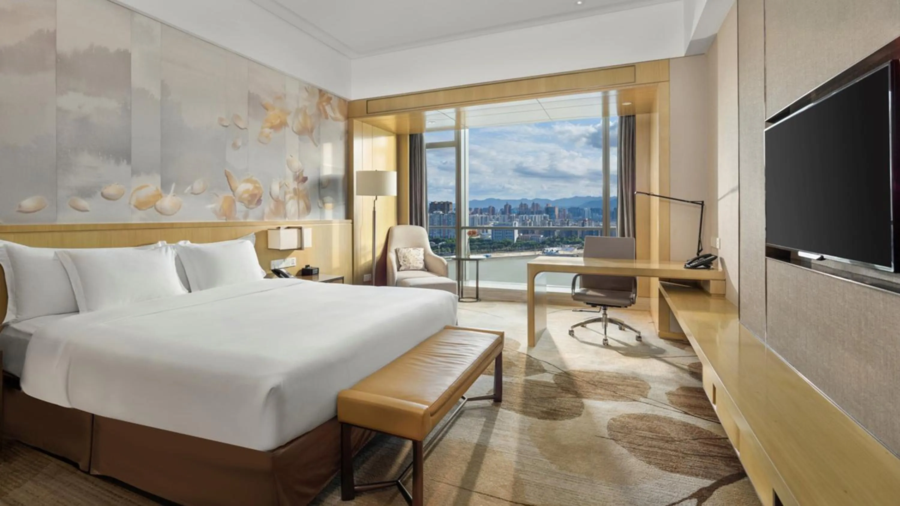 Photo of the whole room, Bed in Crowne Plaza Fuzhou Riverside by IHG