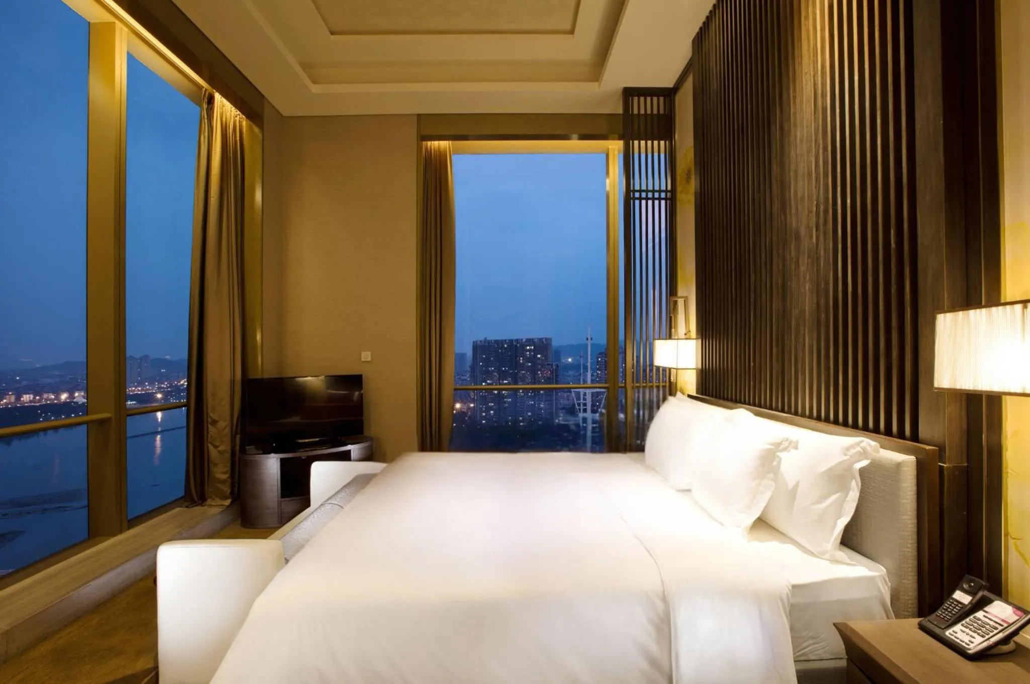 Photo of the whole room, Bed in Crowne Plaza Fuzhou Riverside by IHG