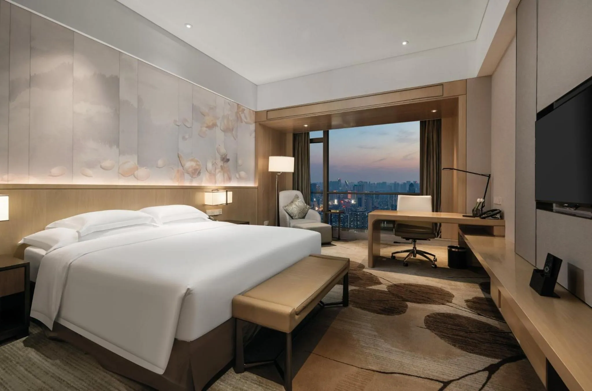 Photo of the whole room, Bed in Crowne Plaza Fuzhou Riverside by IHG