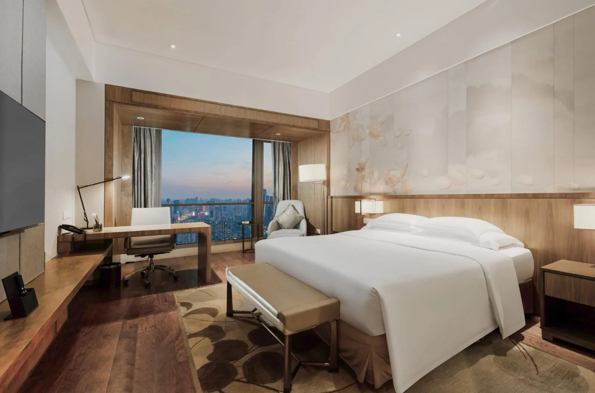 Photo of the whole room, Bed in Crowne Plaza Fuzhou Riverside by IHG